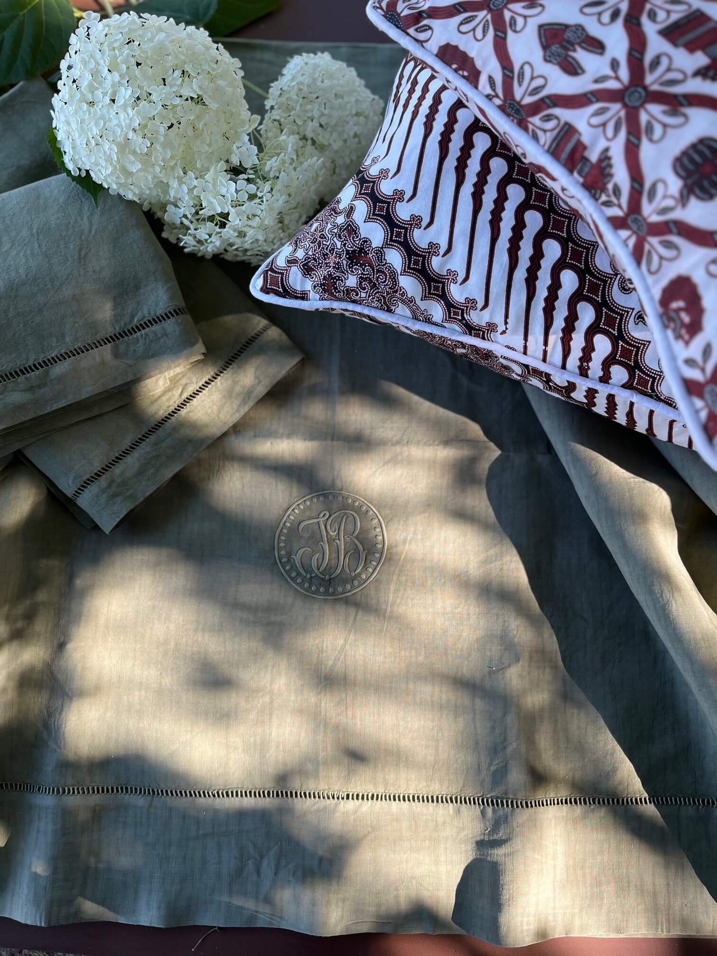 Drap ancien teint à la main en kaki, idéal pour une chambre au style bohème