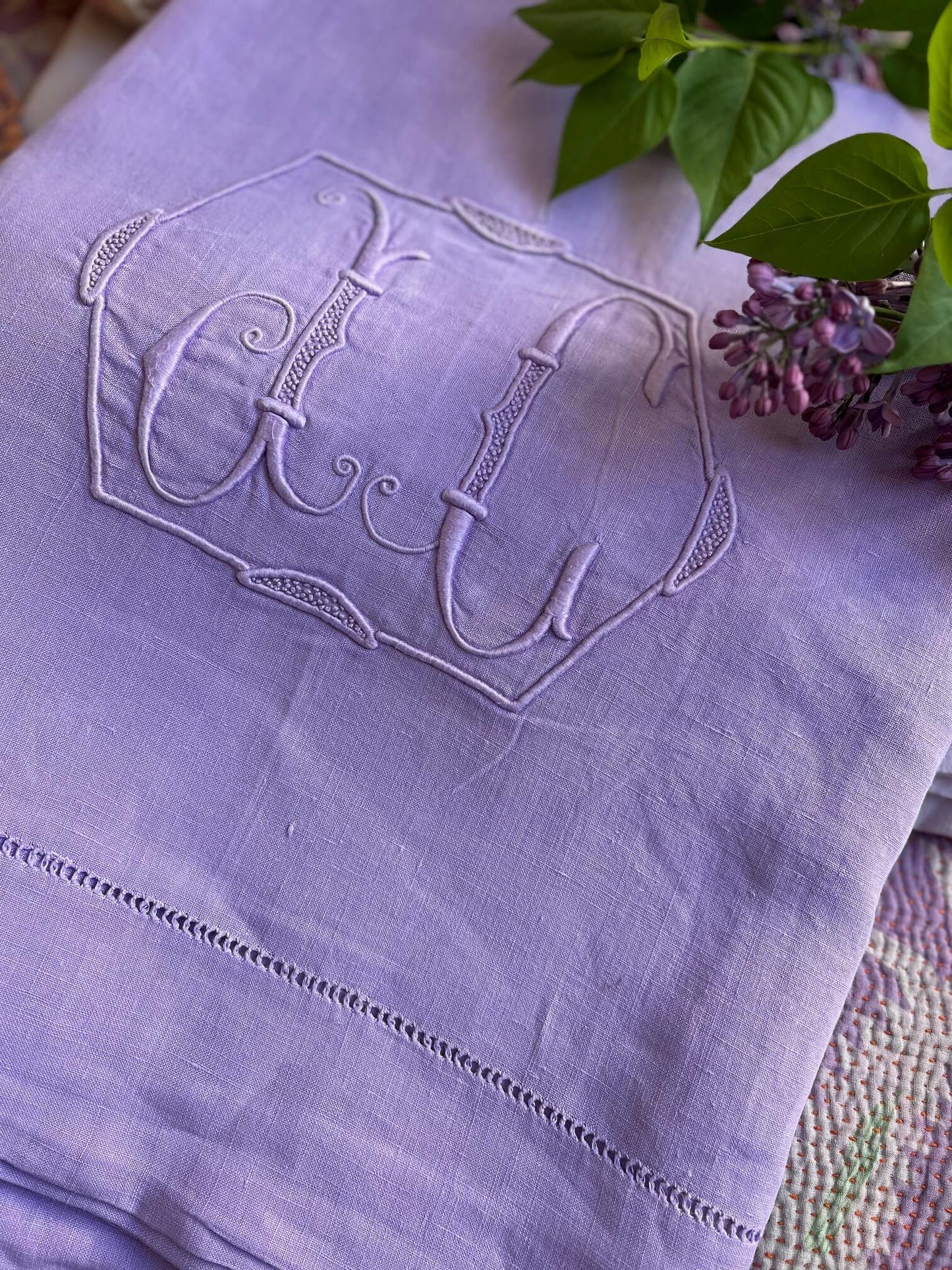 Ensemble drap ancien et taie assortie teintés à la main en mauve, avec broderie monogramme CL
