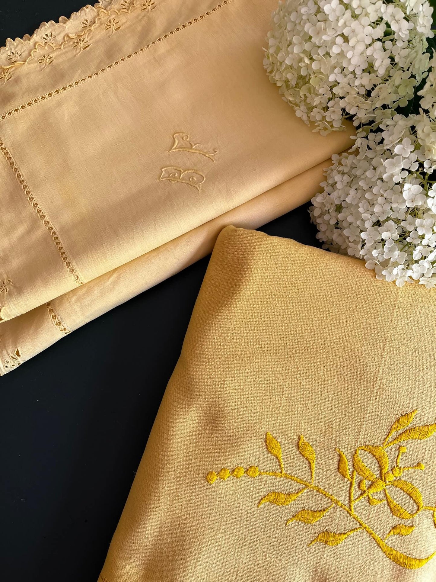 Drap ancien teint en jaune, linge de maison revisité
