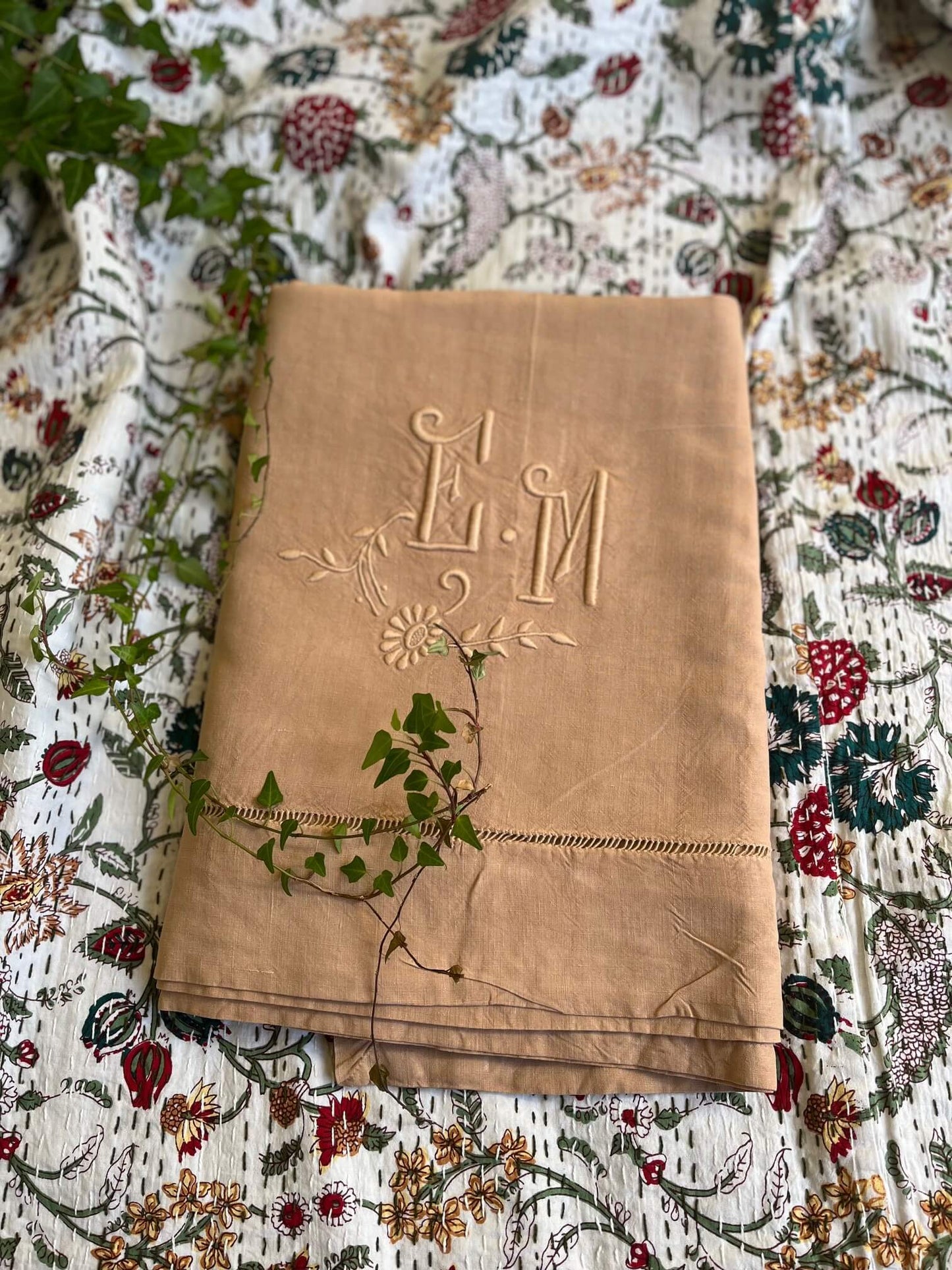 Drap vintage teint praline avec monogramme et détails brodés