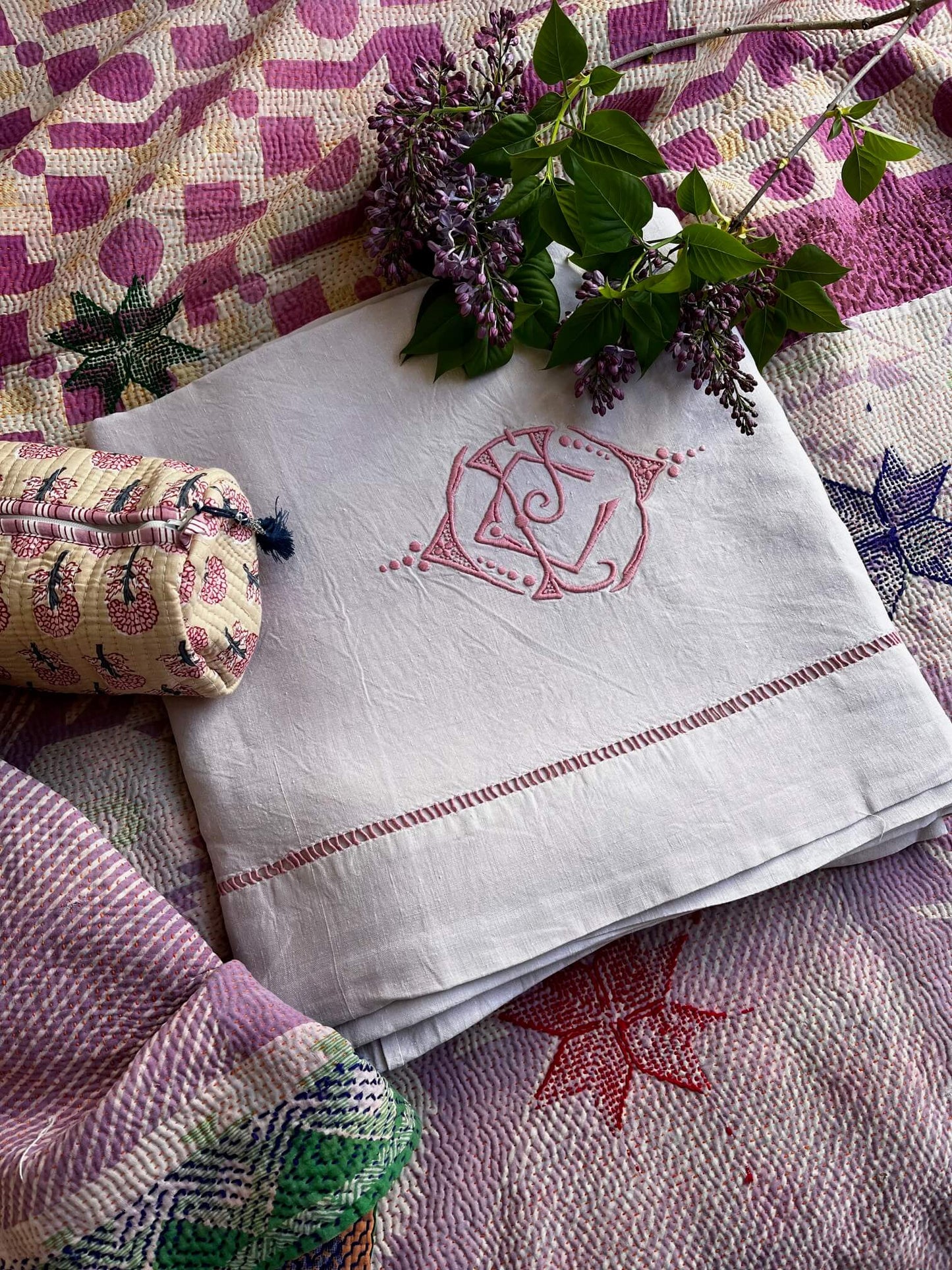 Drap ancien teint main – Vieux rose – Broderie monogramme