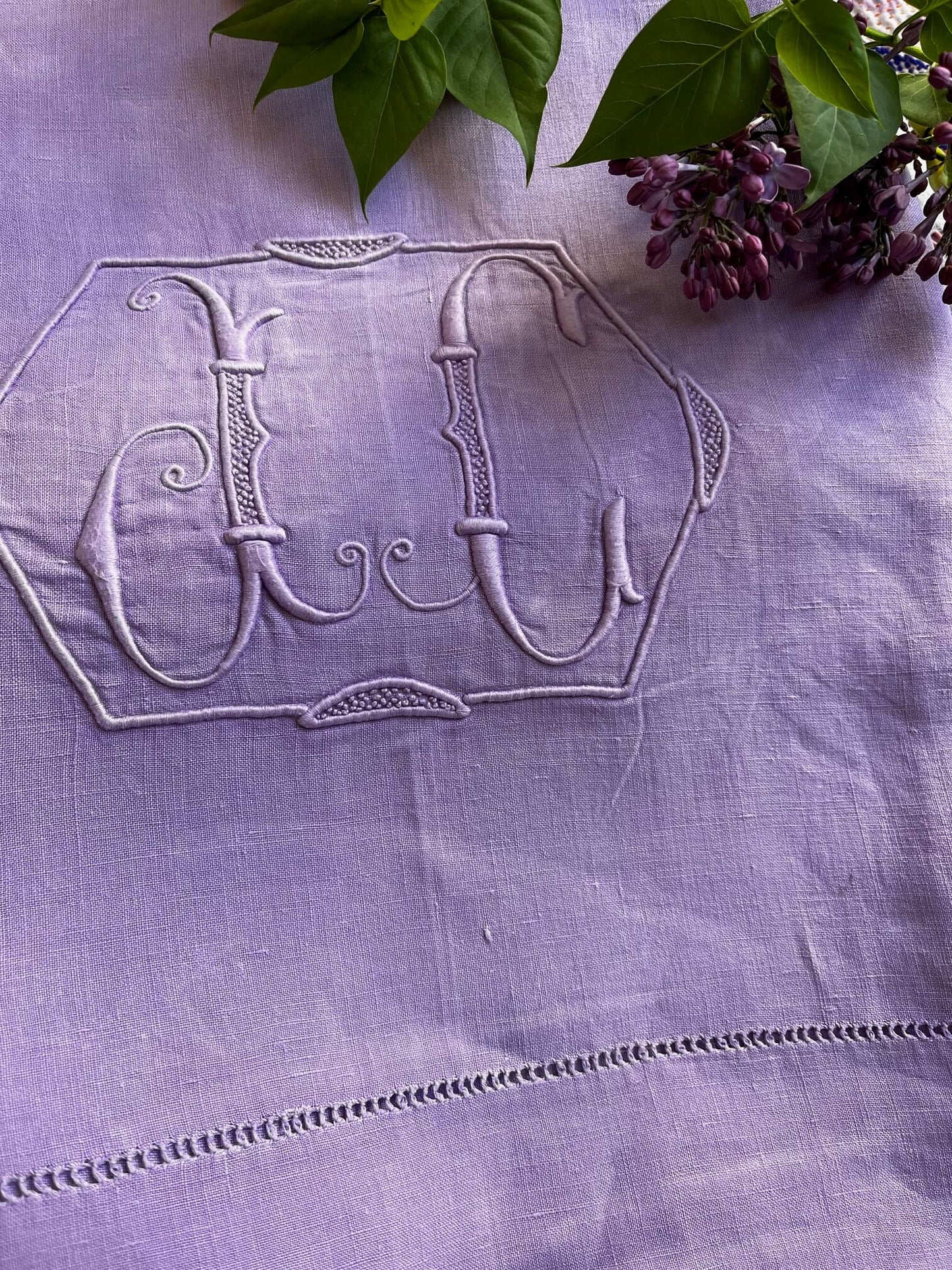 Linge de maison ancien revalorisé, drap en coton et lin brodé, teint en mauve