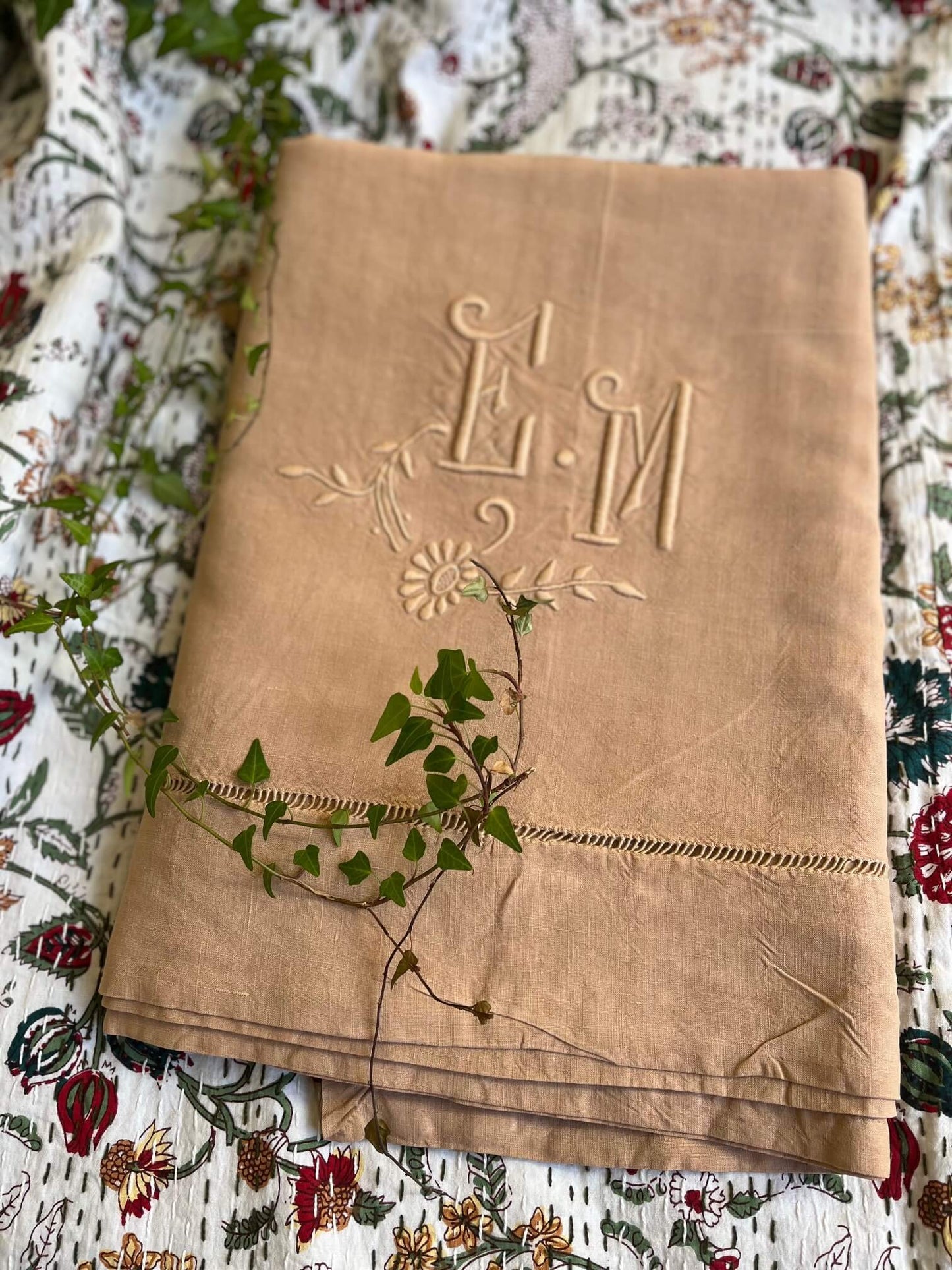 Drap teint praline avec monogramme et détails brodés