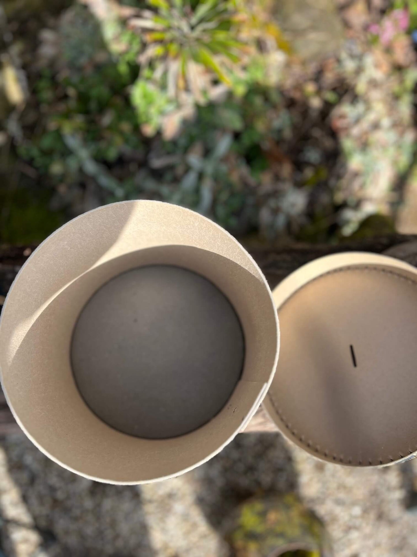 Boîtes de rangement anciennes en carton épais, esprit brocante chic