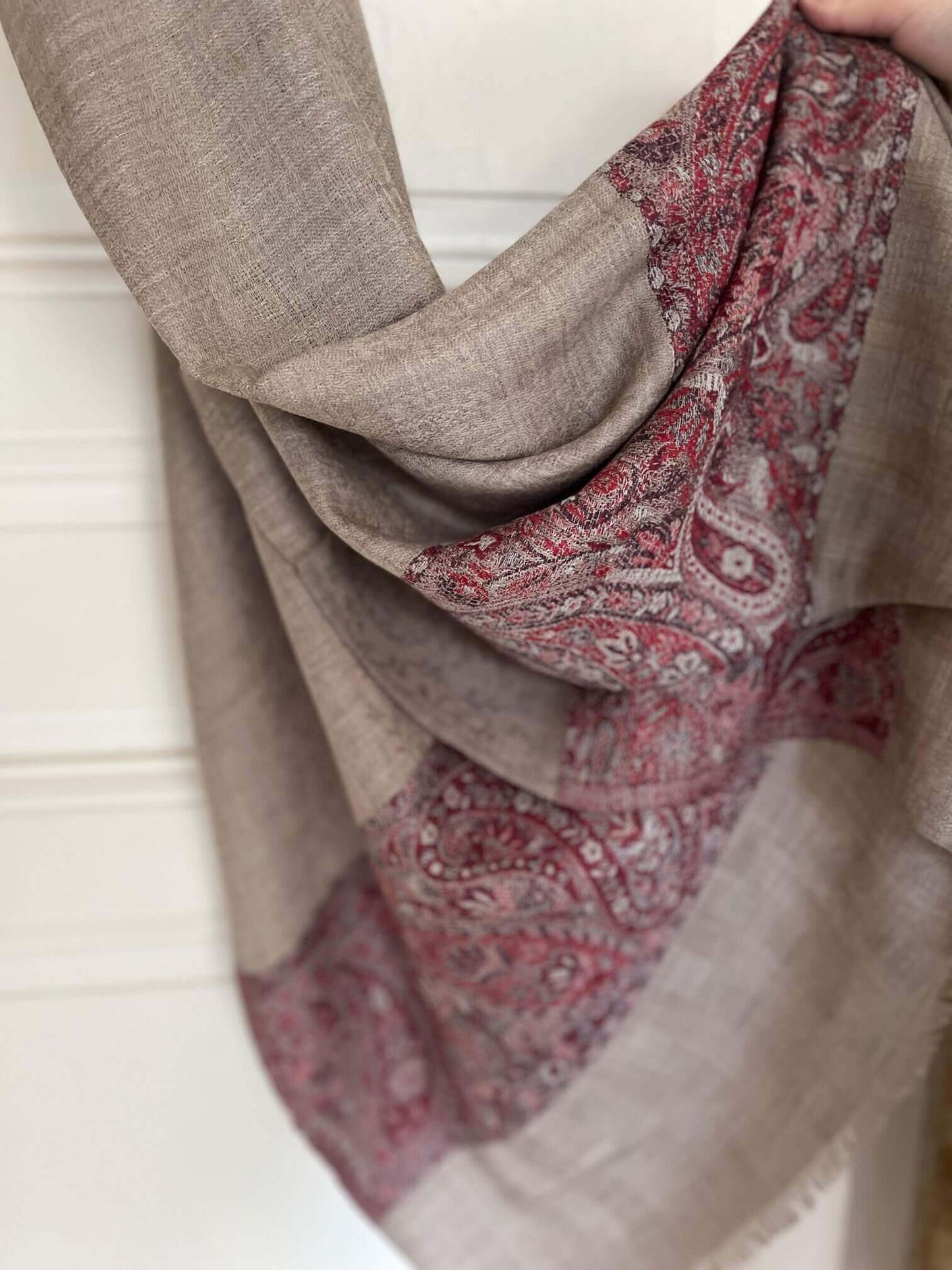 Écharpe élégante en laine, motifs cachemire rouge et beige, tissu doux et raffiné
