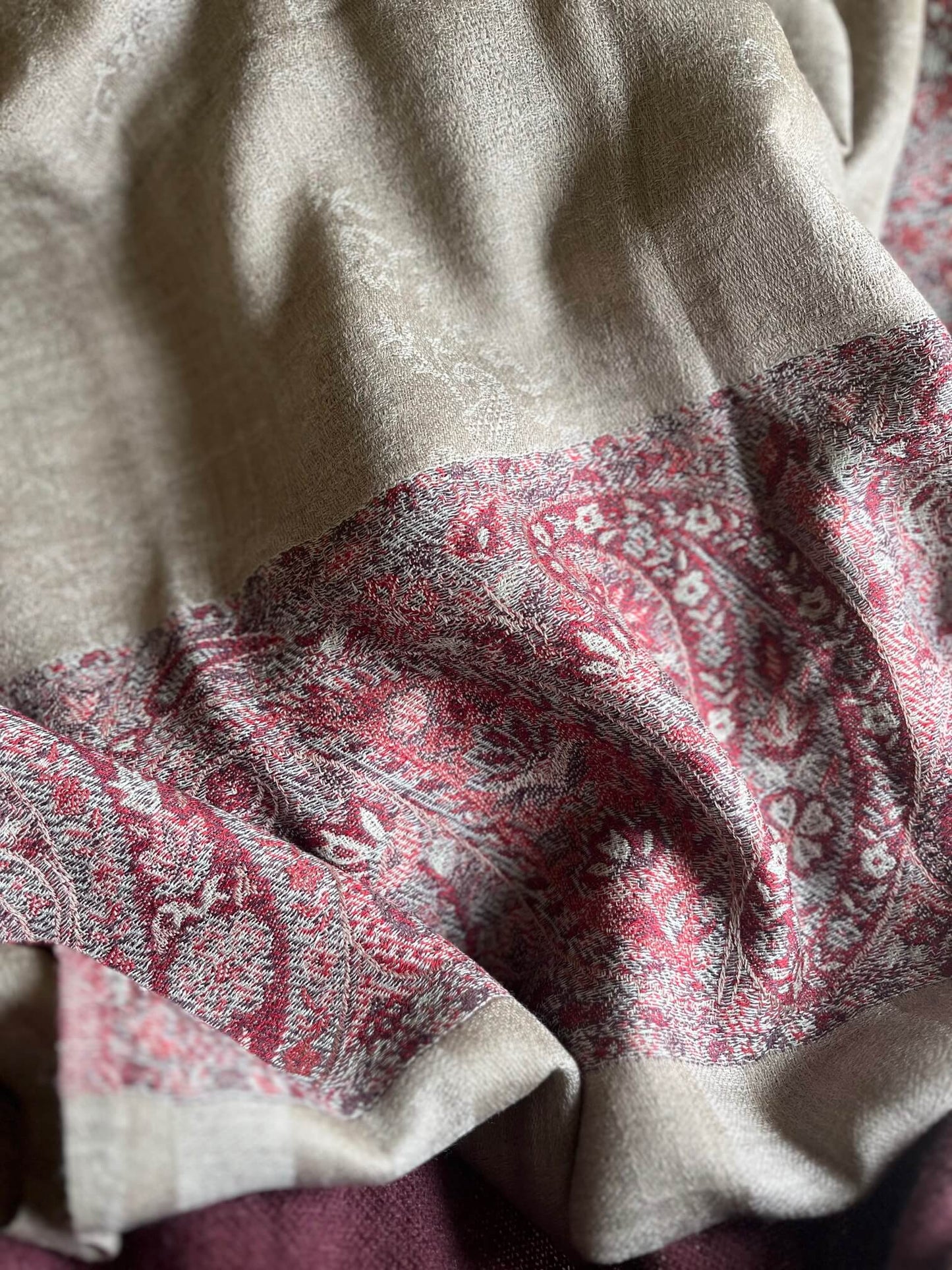 Écharpe élégante aux motifs cachemire bordeaux et beige, tissu doux et raffiné