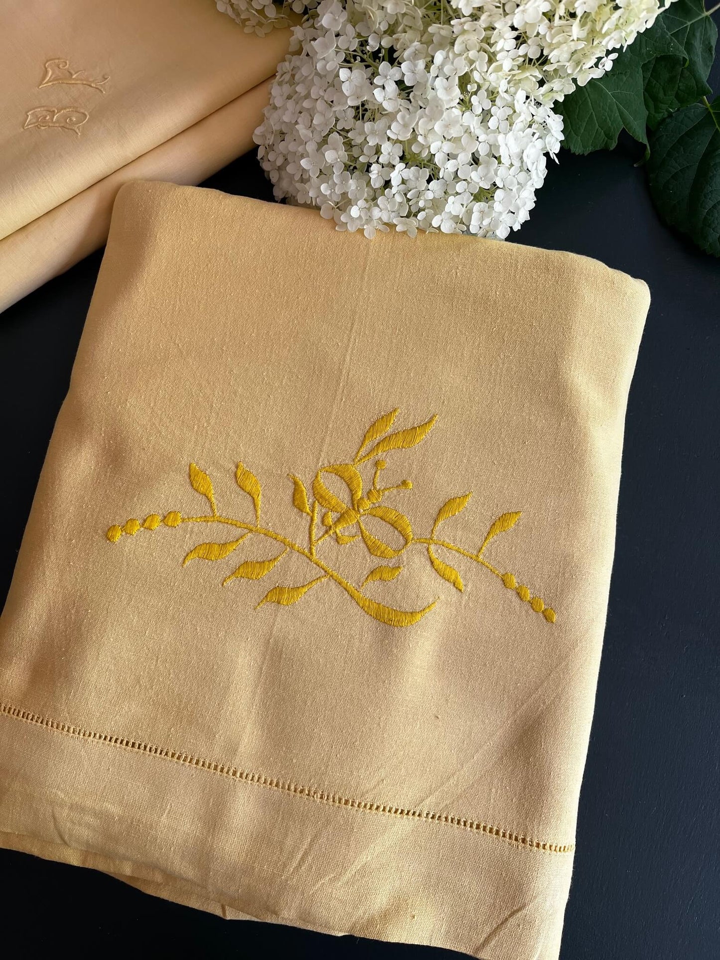 Ensemble drap ancien et taies brodées jaunes, linge de lit vintage