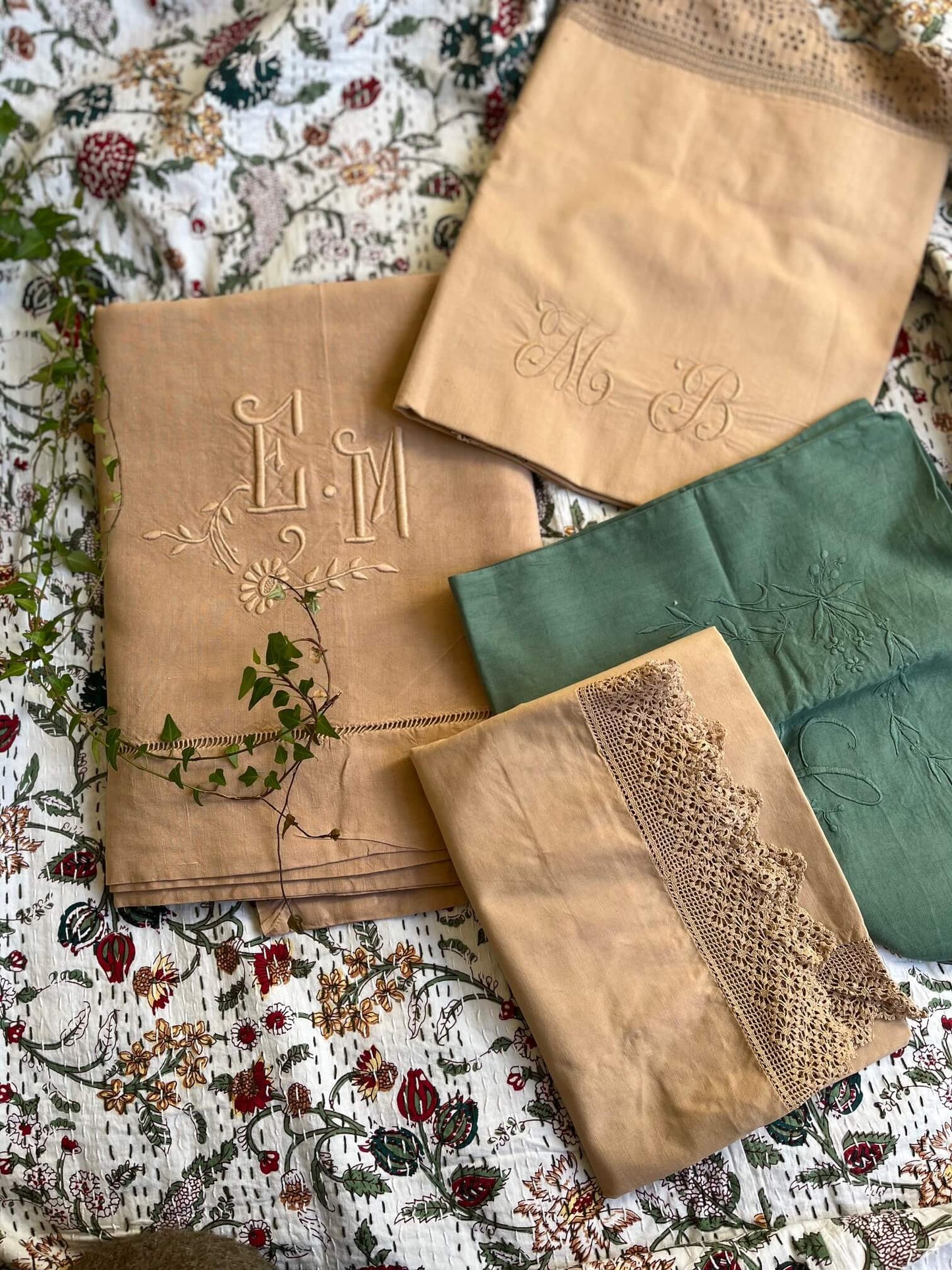 Linge de lit ancien couleur praline, ambiance déco maison de campagne