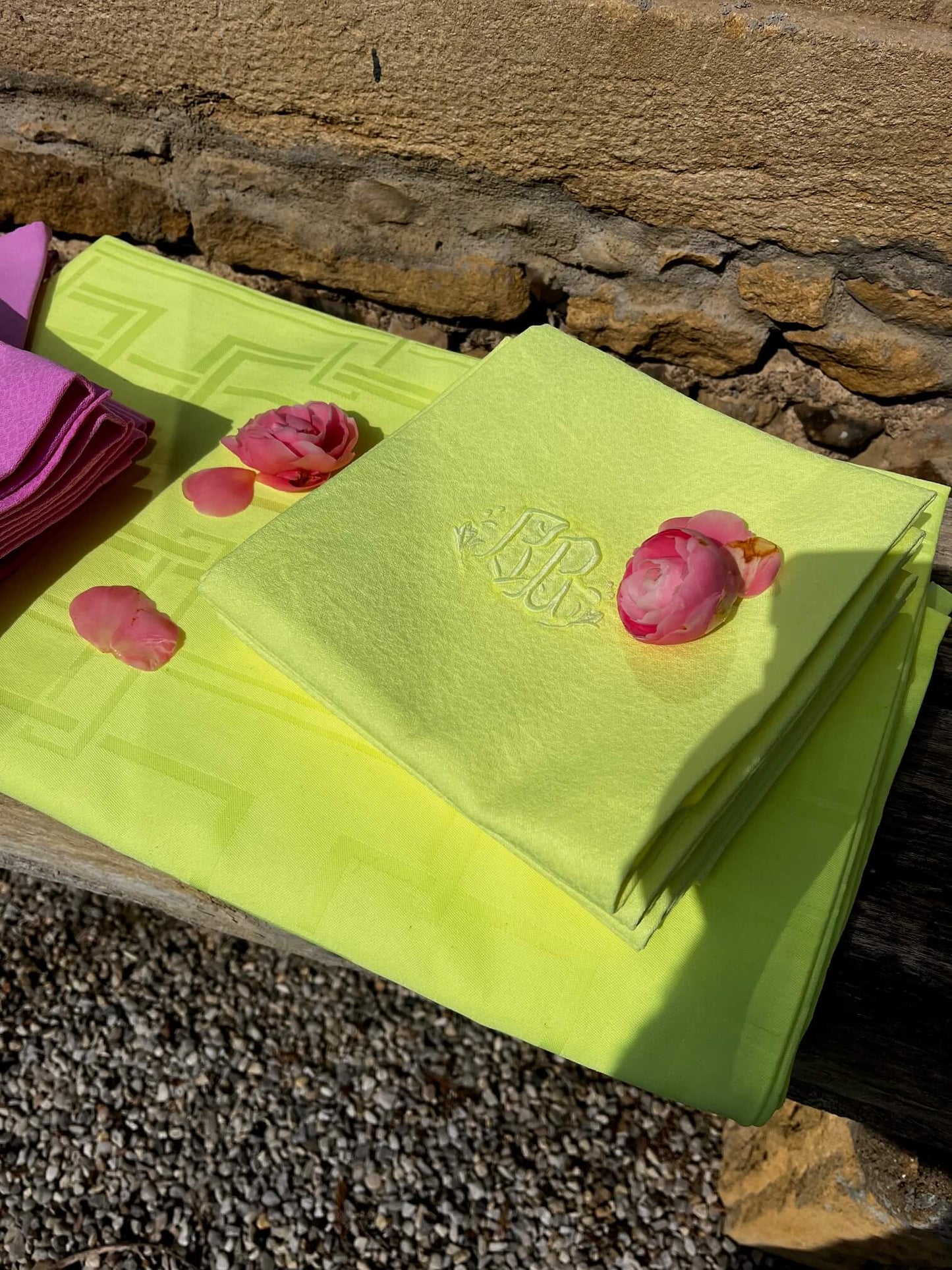 Ensemble serviettes et nappe anciennes teintes à la main en jaune vitaminé