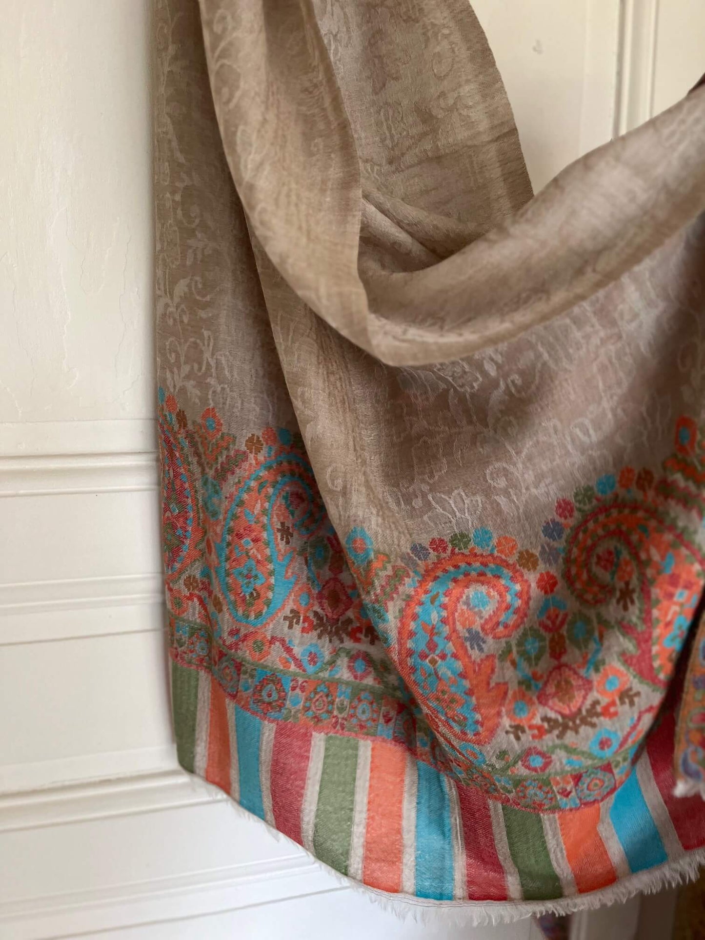 Étole beige en cachemire avec motifs colorés paisley, accessoire élégant pour femme