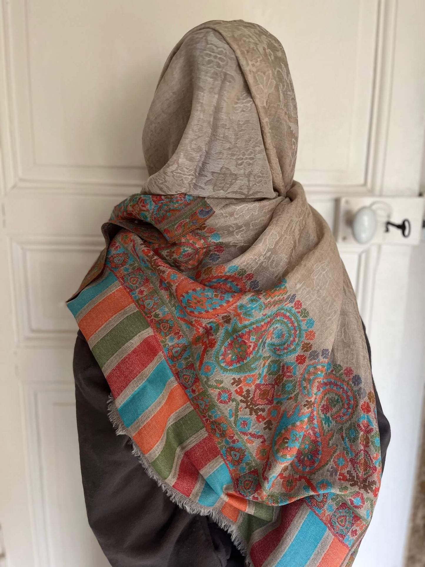 Châle bohème chic en cachemire beige, idéal pour un look élégant et raffiné.