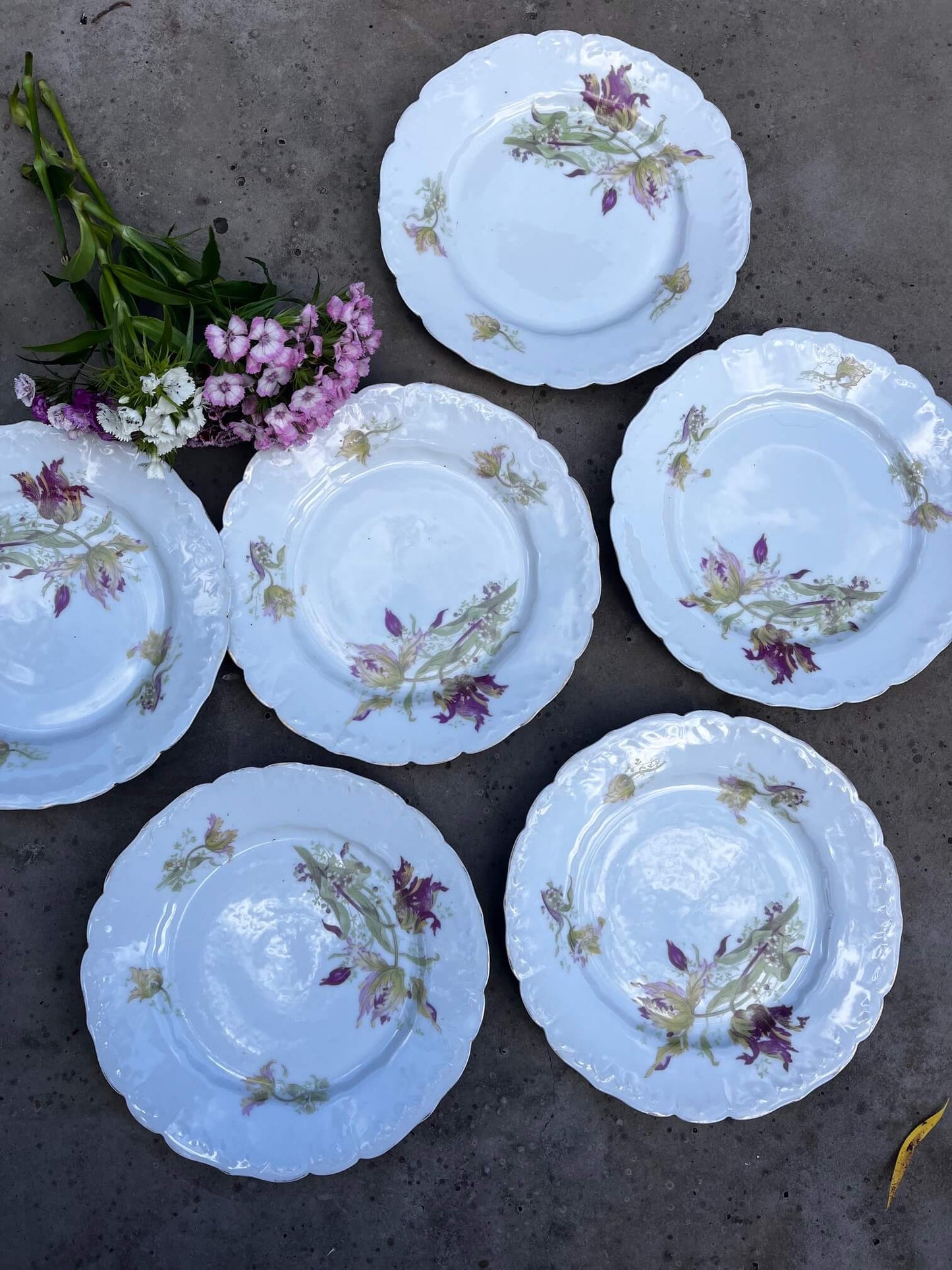 Faïence ancienne blanche avec motifs floraux mauves