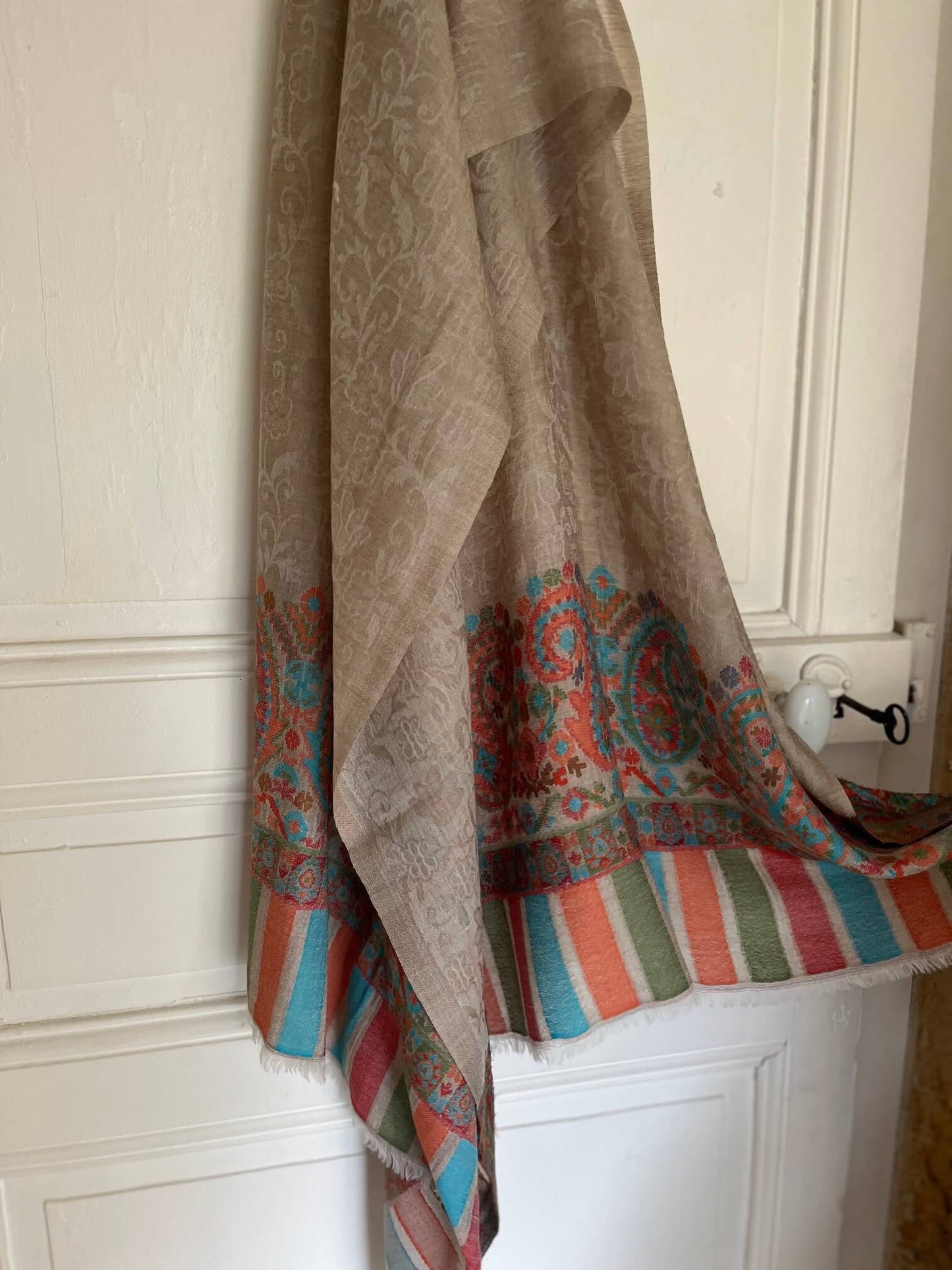Étole beige avec motifs cachemire colorés, accessoire élégant pour femme, inspiration artisanale