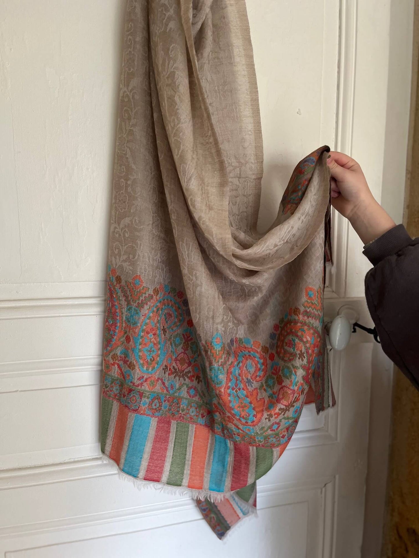 Détail de l’étole en laine légère, motifs paisley colorés, inspiration textile indien