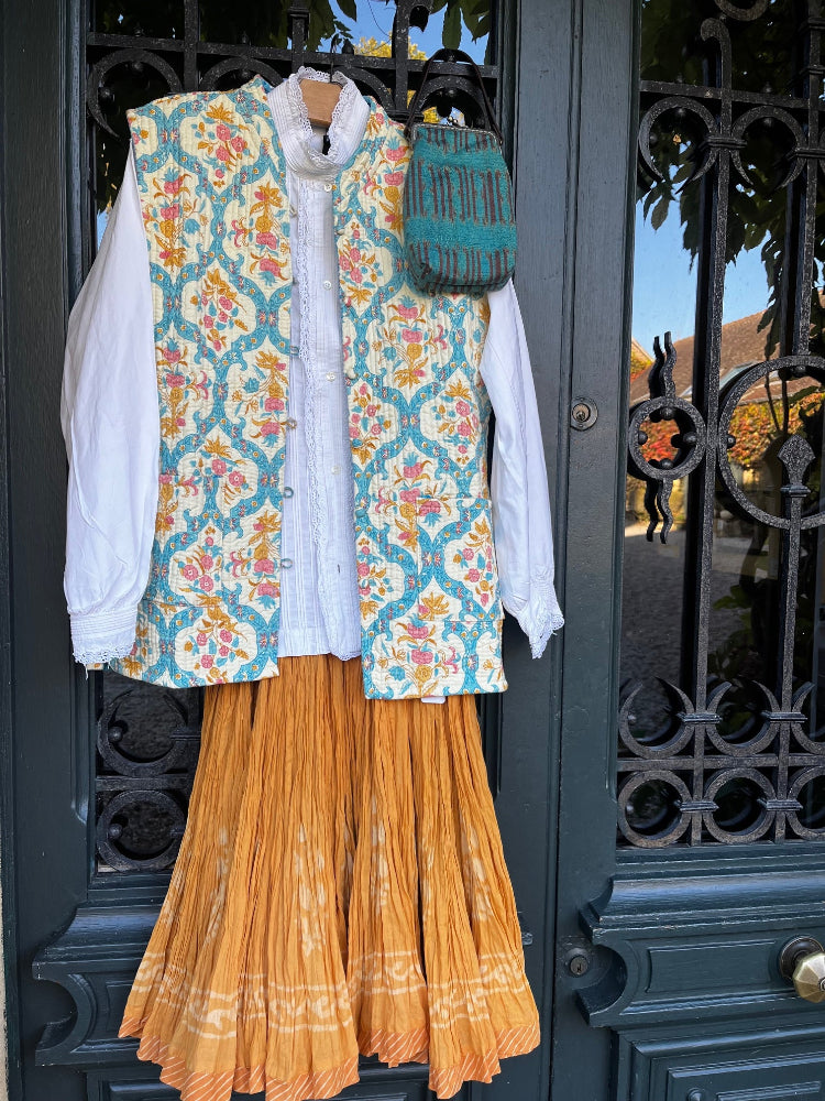 Gilet Kantha Adriana côté rouge porté, style moderne femme art textile traditionnel