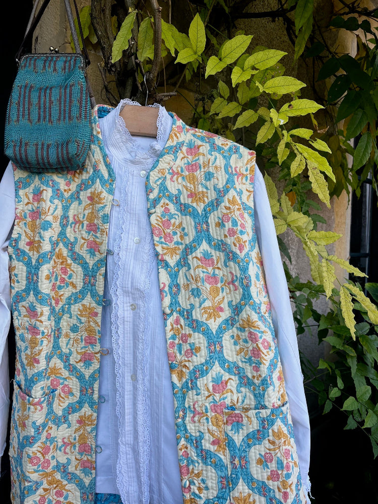 Gilet Kantha Adriana sans manches réversible rouge et bleu, art textile coton femme taille M