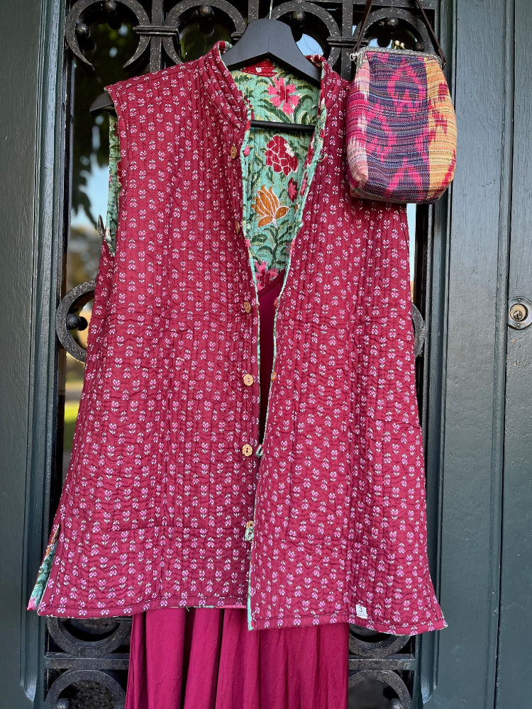 Look bohème avec un gilet réversible en coton brodé, inspiration artisanale