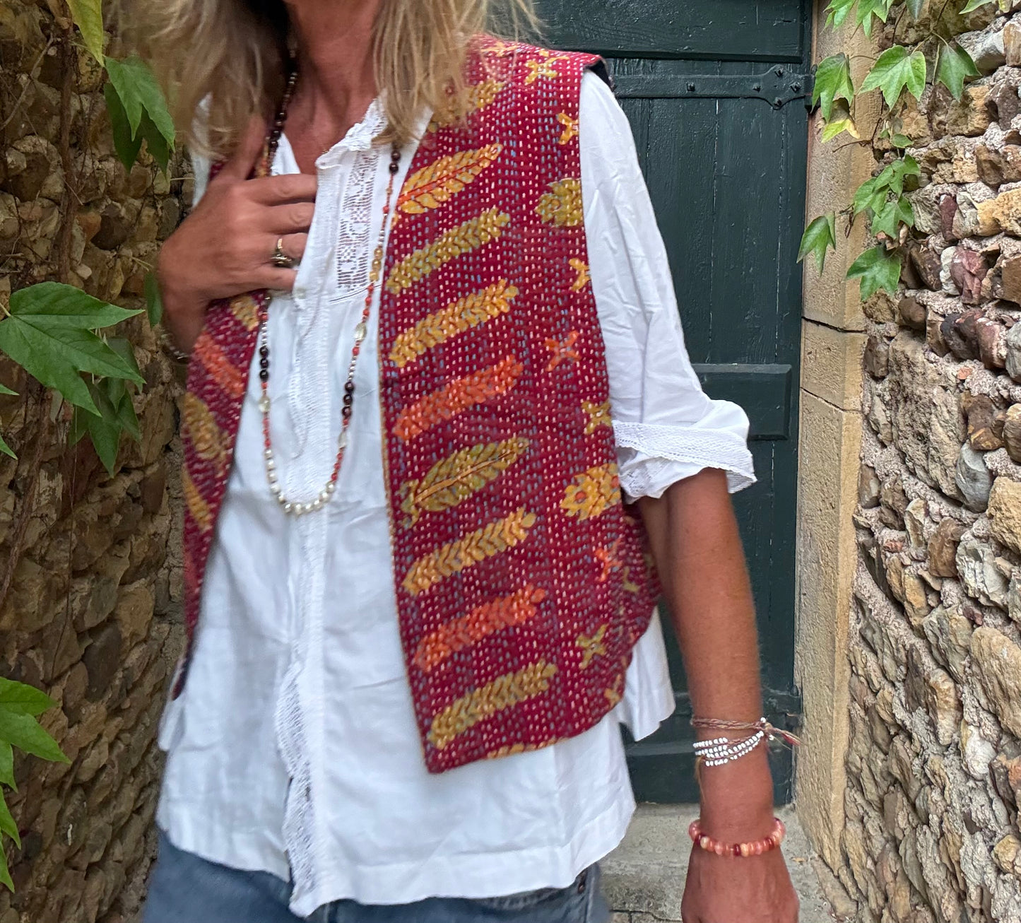Gilet Kantha femme Joséphine framboise et ocre porté sur une chemise blanche