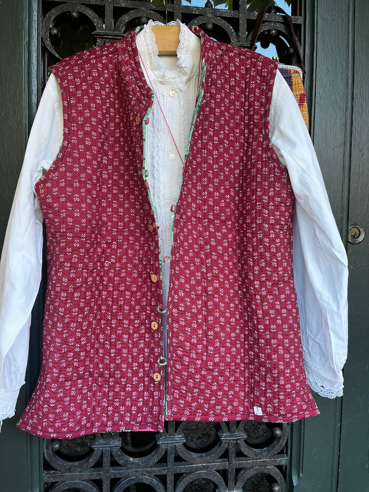 Gilet Kantha en coton brodé, style bohème, coupe sans manches, dominance de rouge