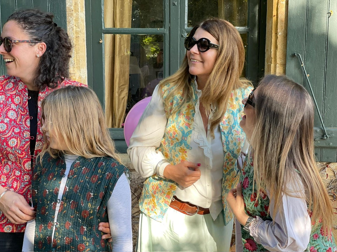 Gilet Kantha Adriana réversible montrant côté jaune et côté bleu, art textile bicolore