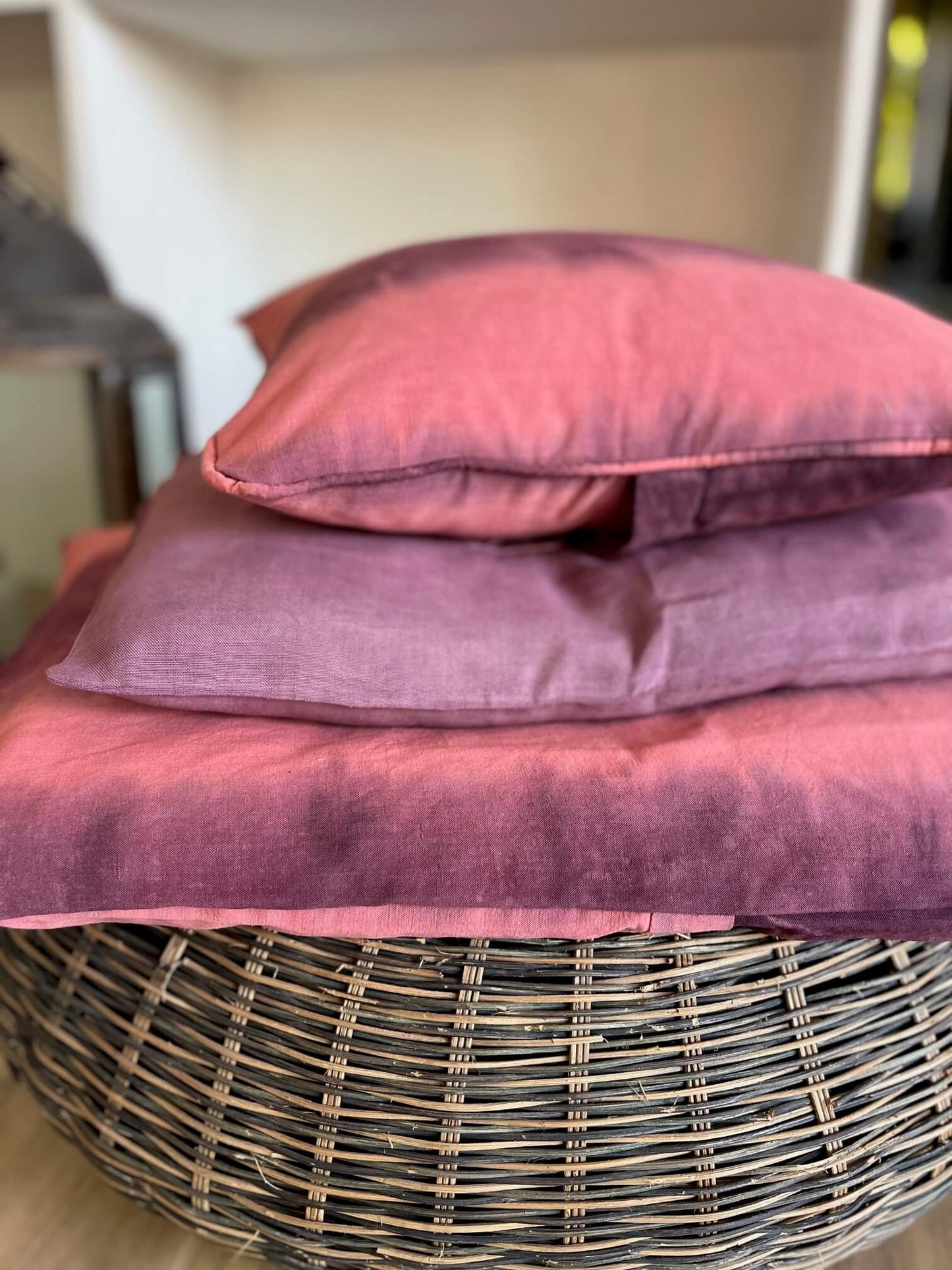 Détail du tie dye lie de vin sur housse de coussin 40x40 cm