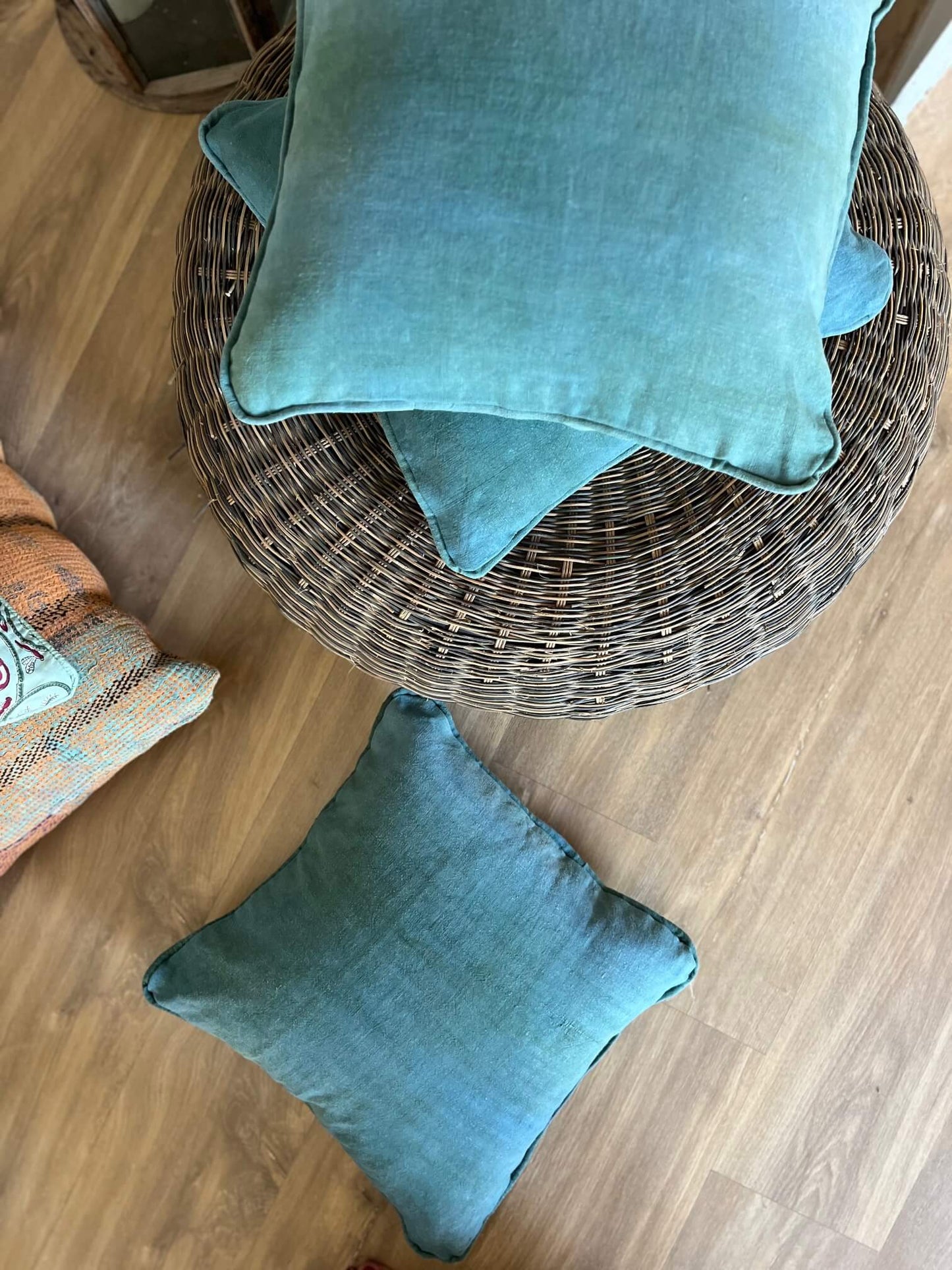 Détail artisanal de la housse de coussin turquoise 40x40 cm en lin tie dye fabriquée en France