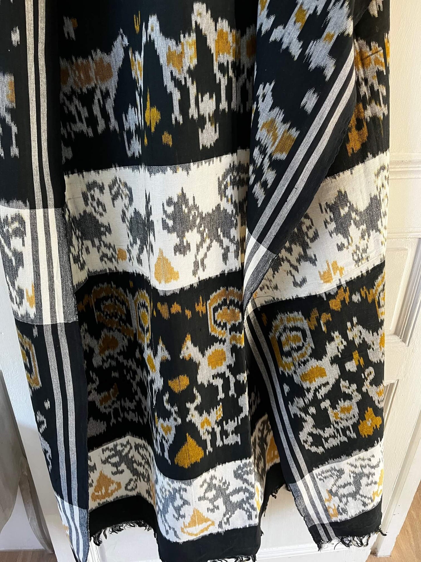 Zoom sur le motif Ikat du plaid jaune, artisanat indien traditionnel"