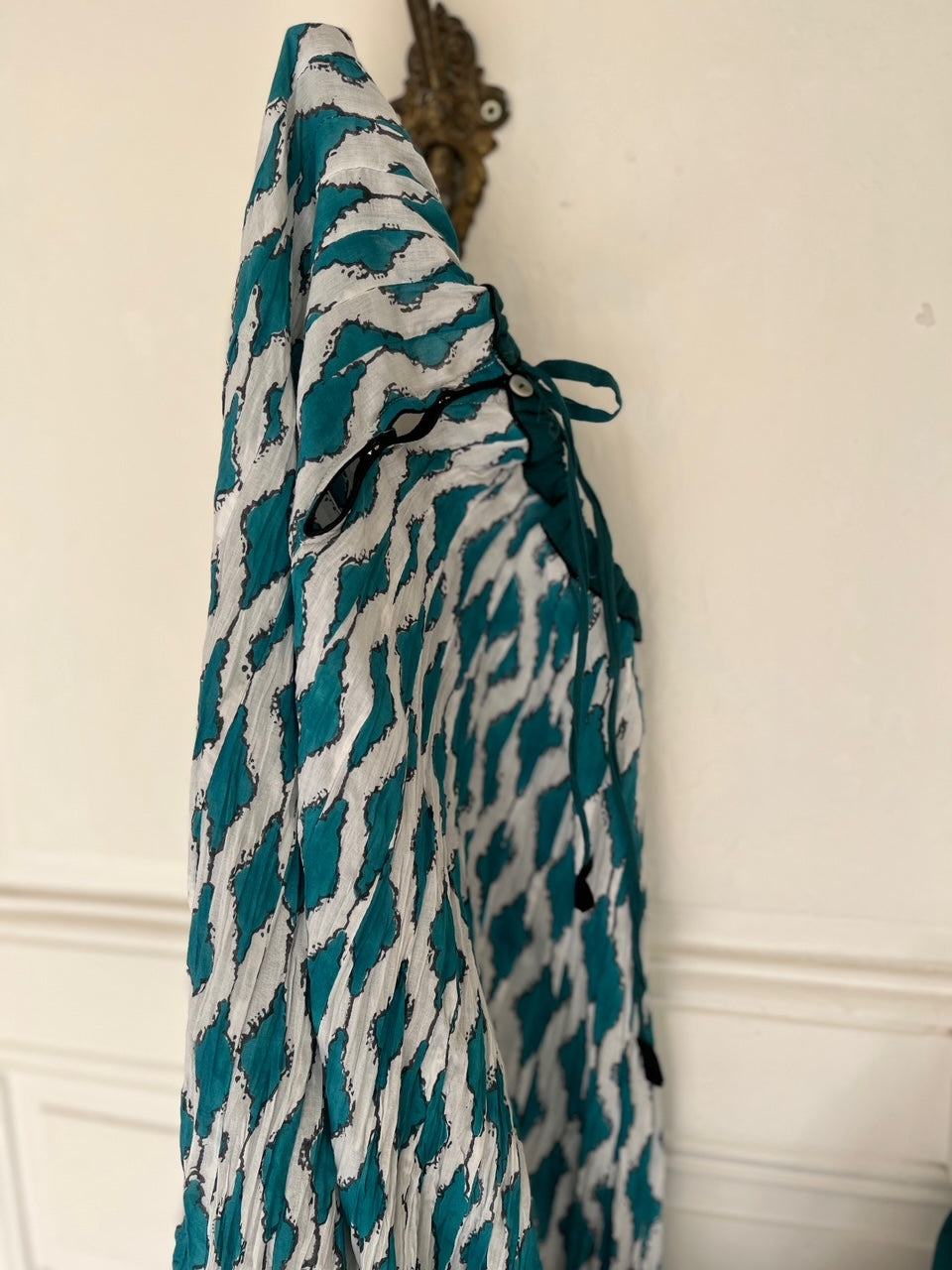 Tenue estivale bohème avec jupe blanche longue fluide et légère