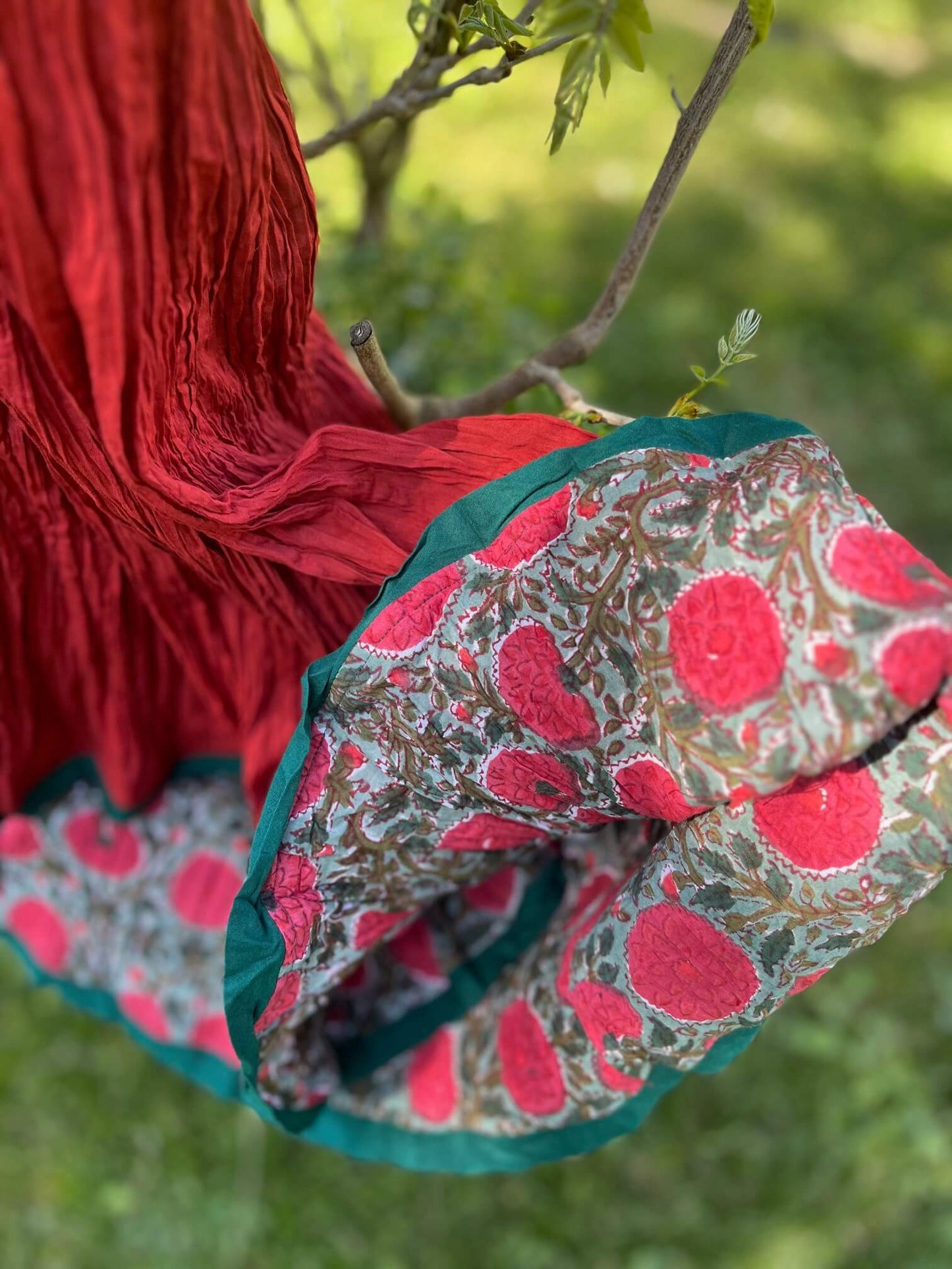 Jupe d’été en coton rouge coquelicot avec doublure à imprimé floral visible en mouvement – coupe fluide