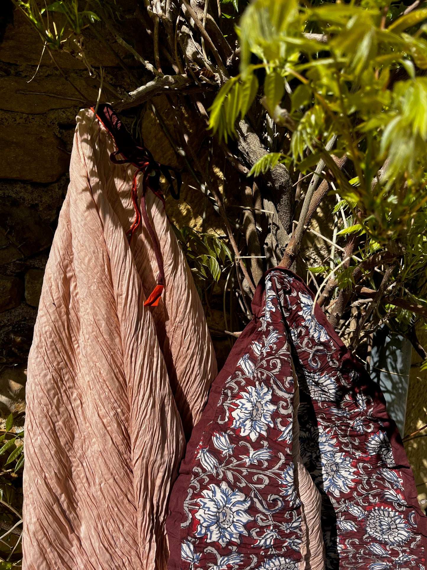 Jupe longue en coton beige rosé avec bordure fleurie bordeaux et lien à nouer – 90 cm, non réversible