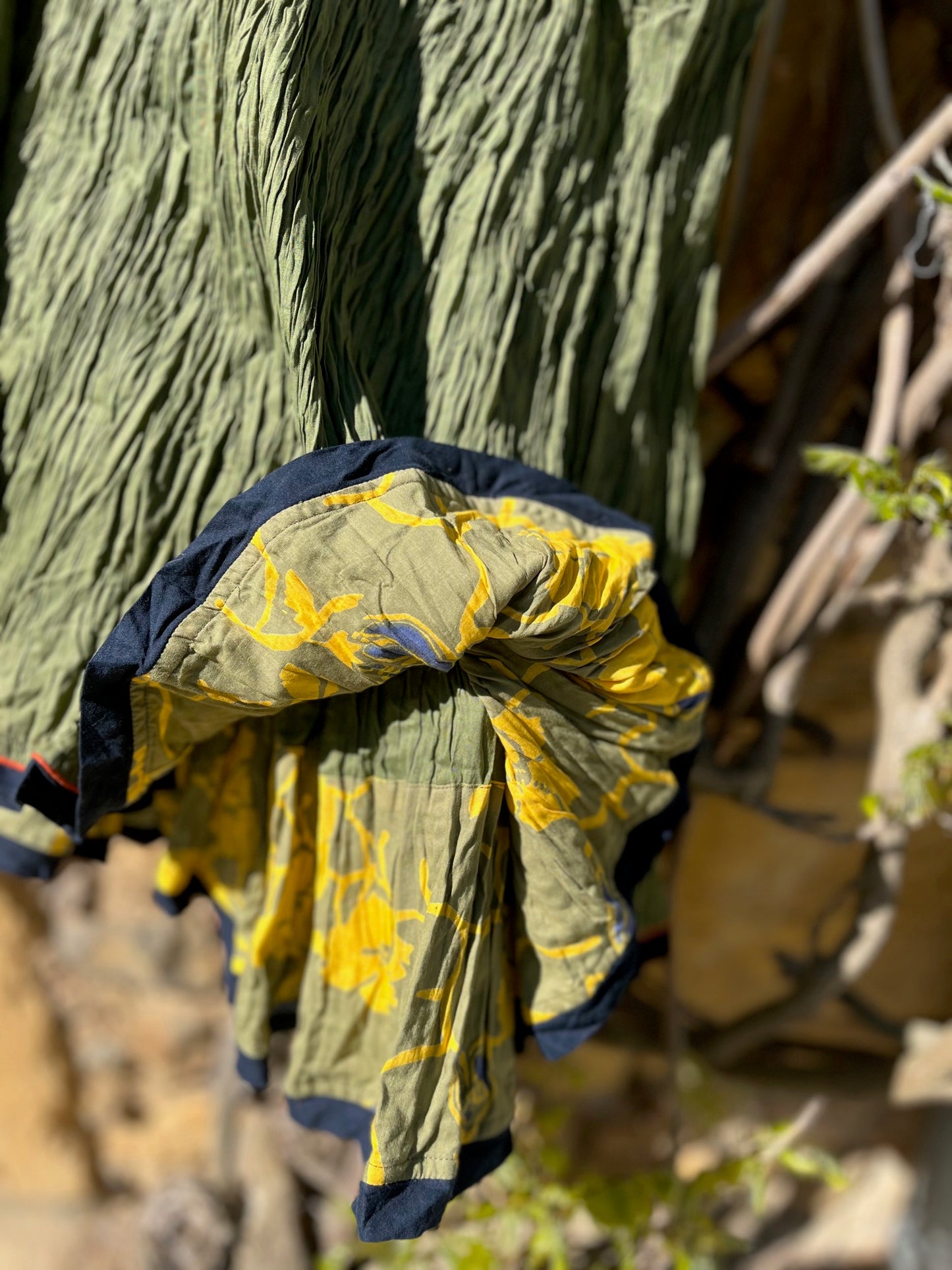 Face intérieure de la jupe réversible, imprimé jaune floral sur fond vert