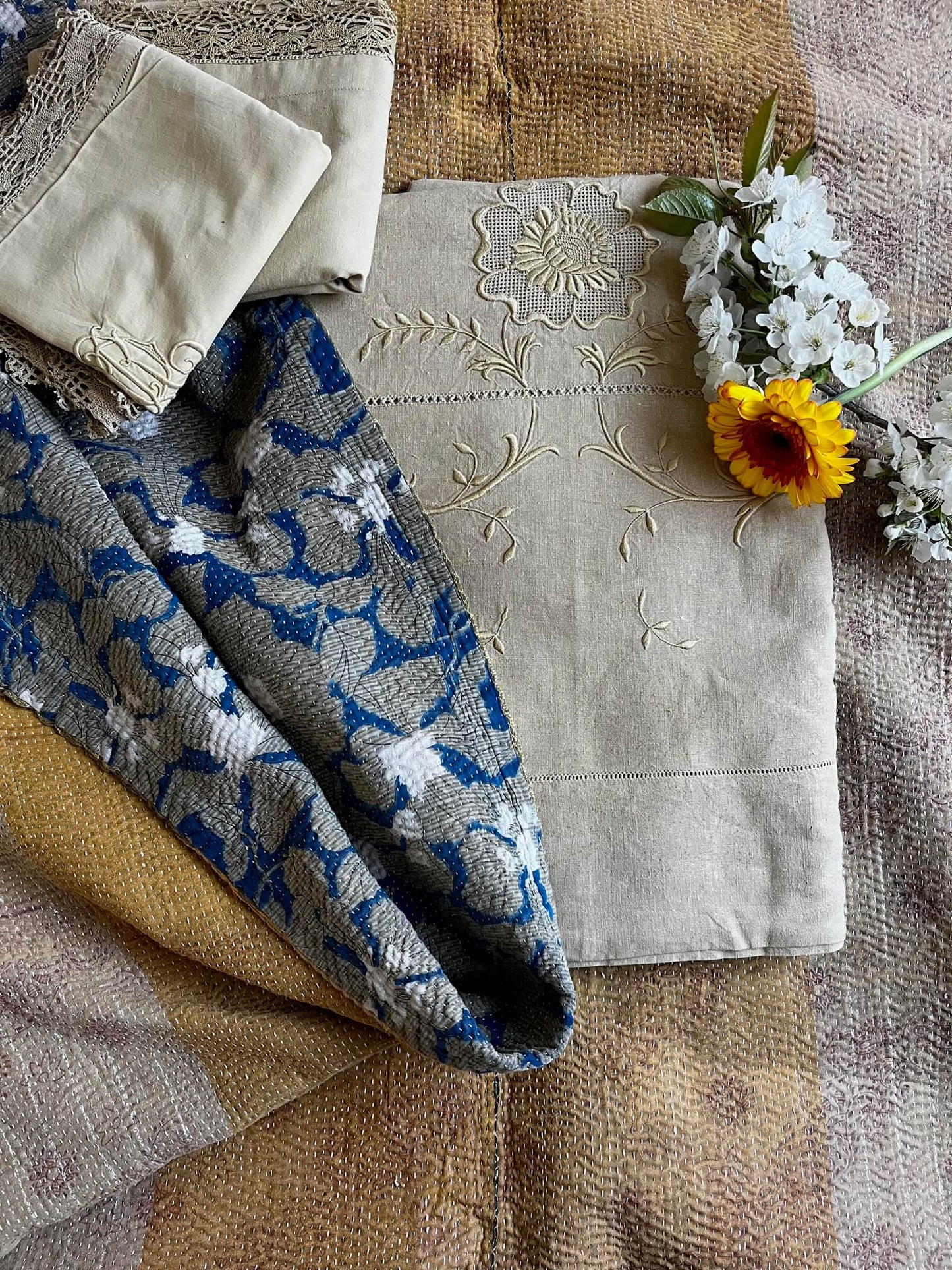 Décoration bohème avec kantha en coton et linge ancien brodé, ambiance poétique