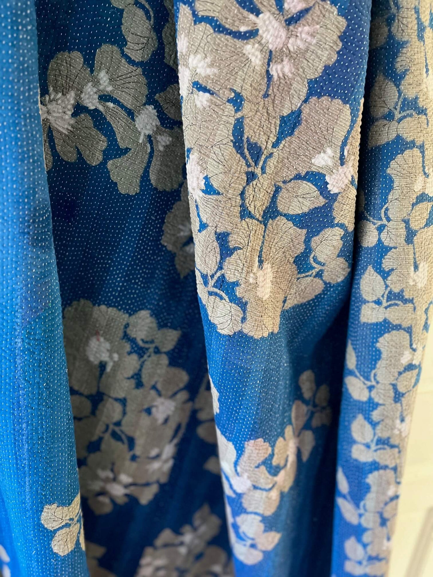 Couvre-lit kantha artisanal, face florale bleue, coton fait main en Inde