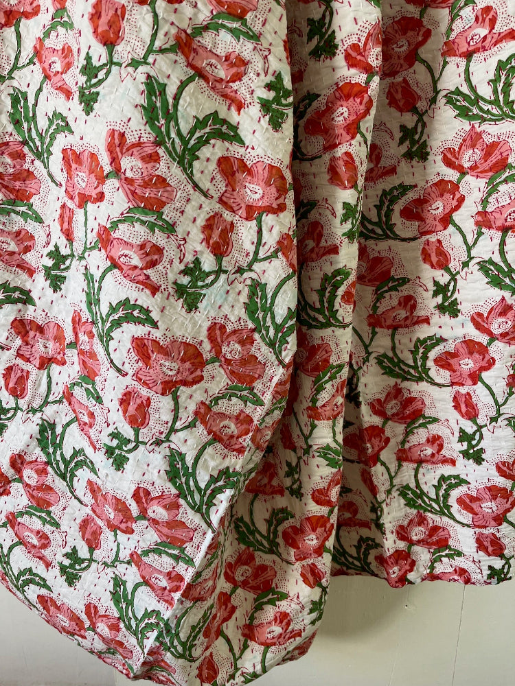 Gros plan sur la broderie florale du Kantha en coton