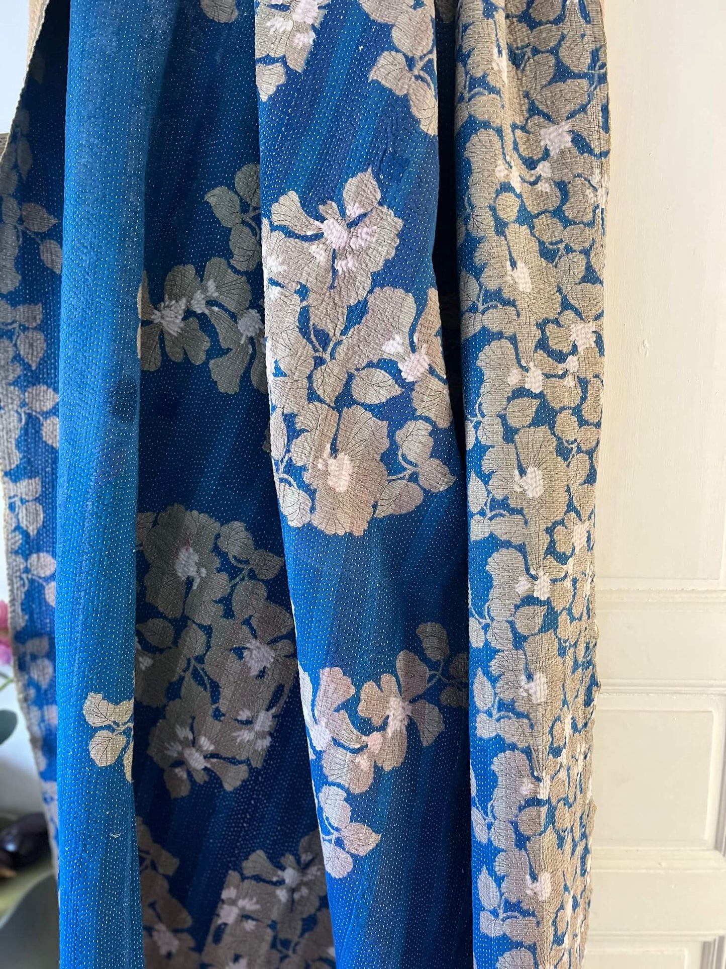 Face florale bleue d’un kantha indien fait main en coton, broderies fines et motifs délicats