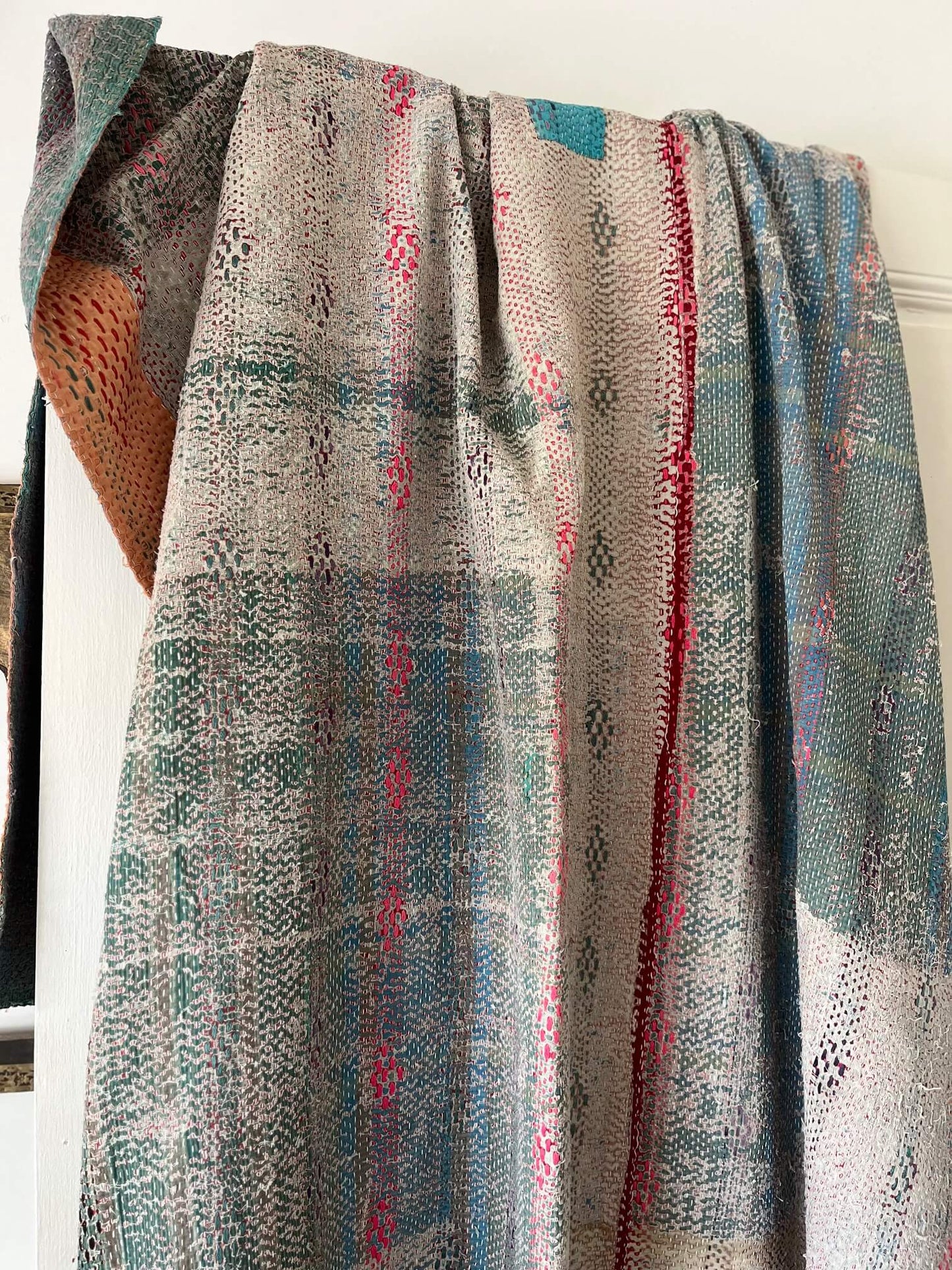 Kantha indien fait main en coton gris réversible – couvre-lit artisanal