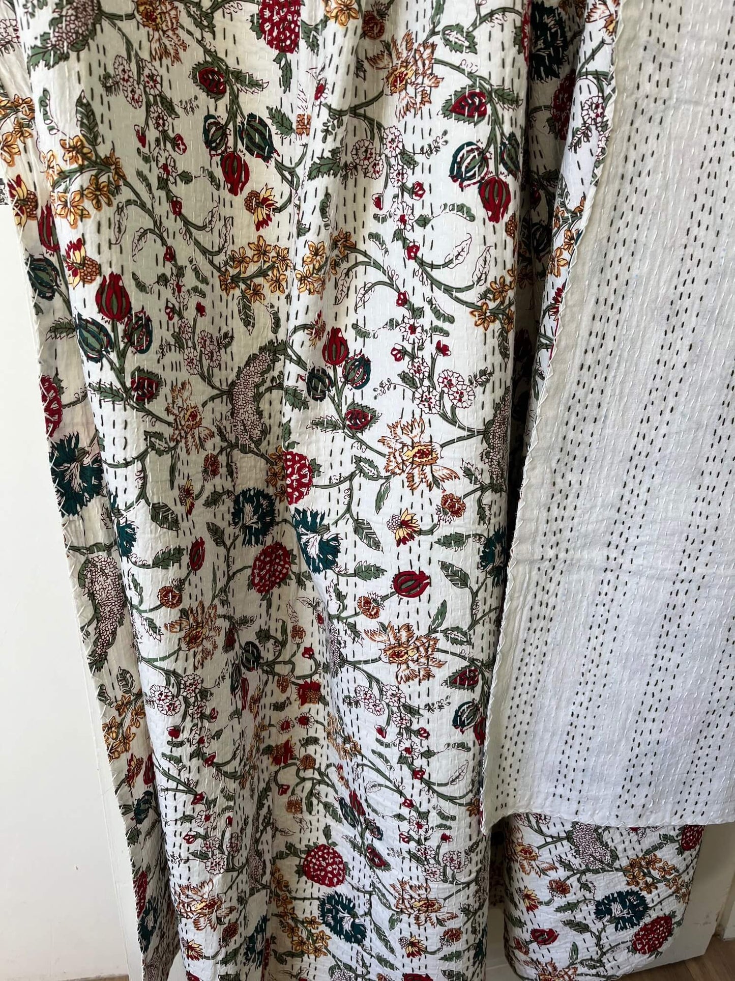 détail broderie artisanale kantha sur coton blanc