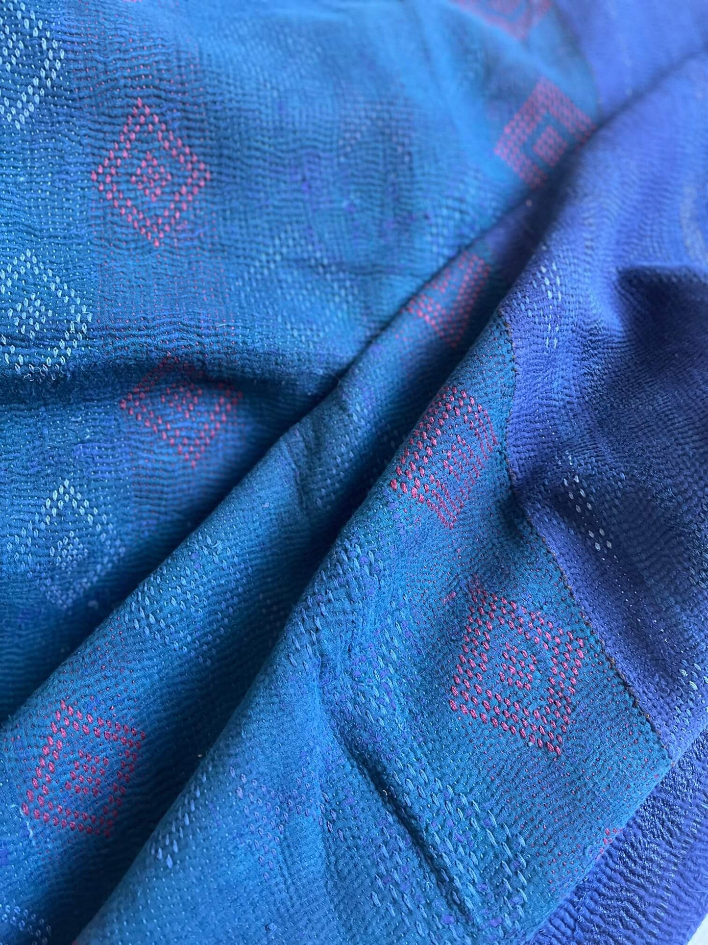 Kantha indien artisanal en coton, tons indigo foncé, avec linge ancien brodé et fleurs – décoration poétique