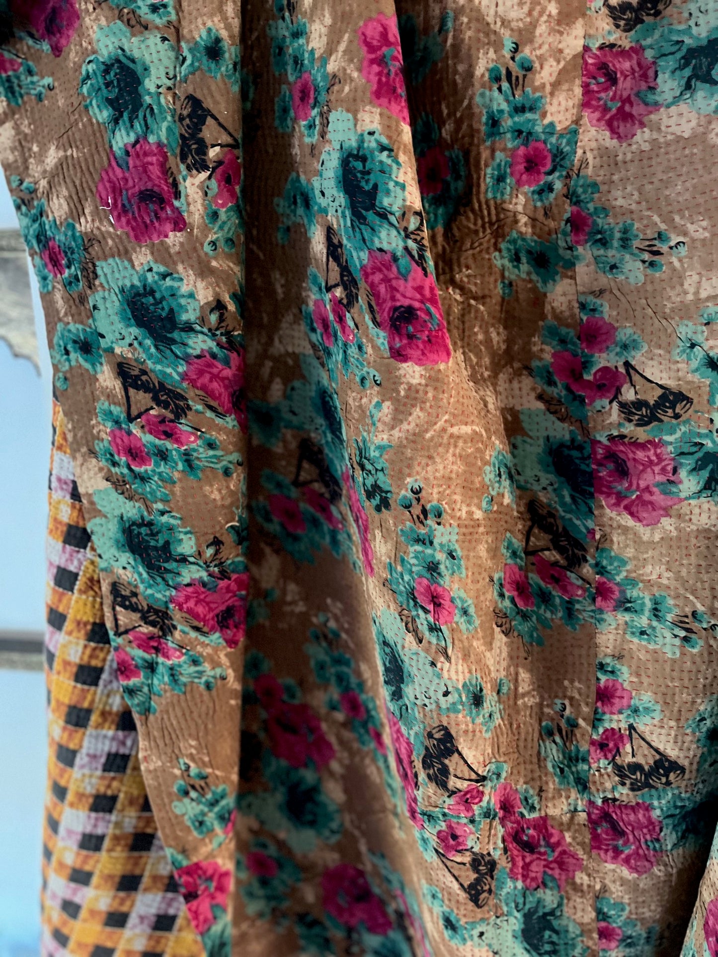 Détail du tissu fleuri du couvre-lit Kantha indien artisanal