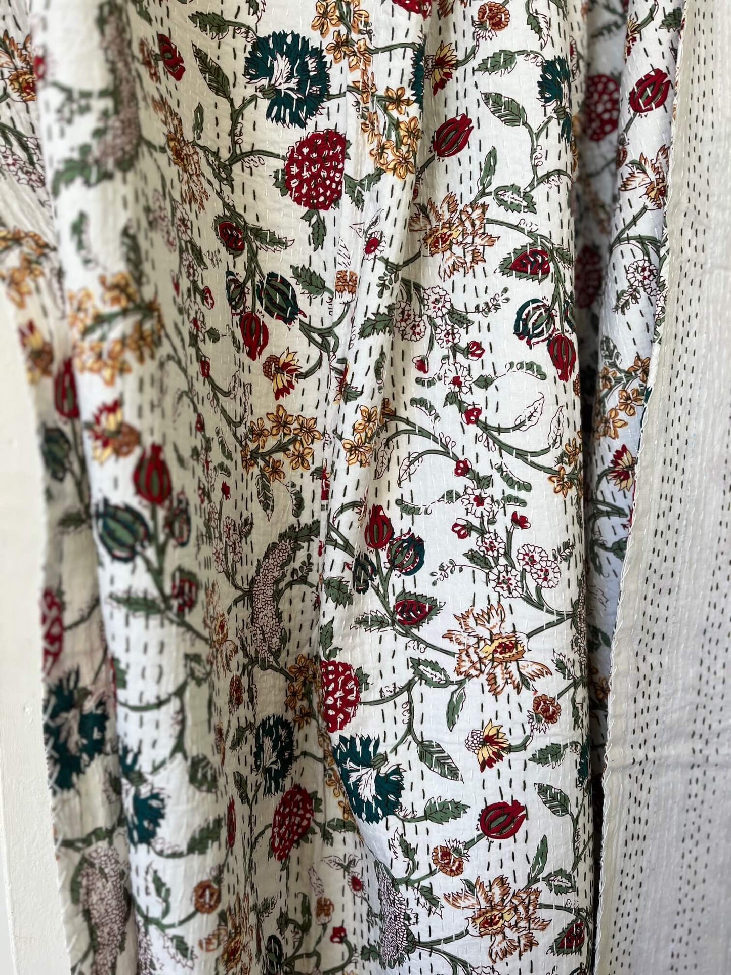couvre-lit en coton blanc avec motifs rouges et verts