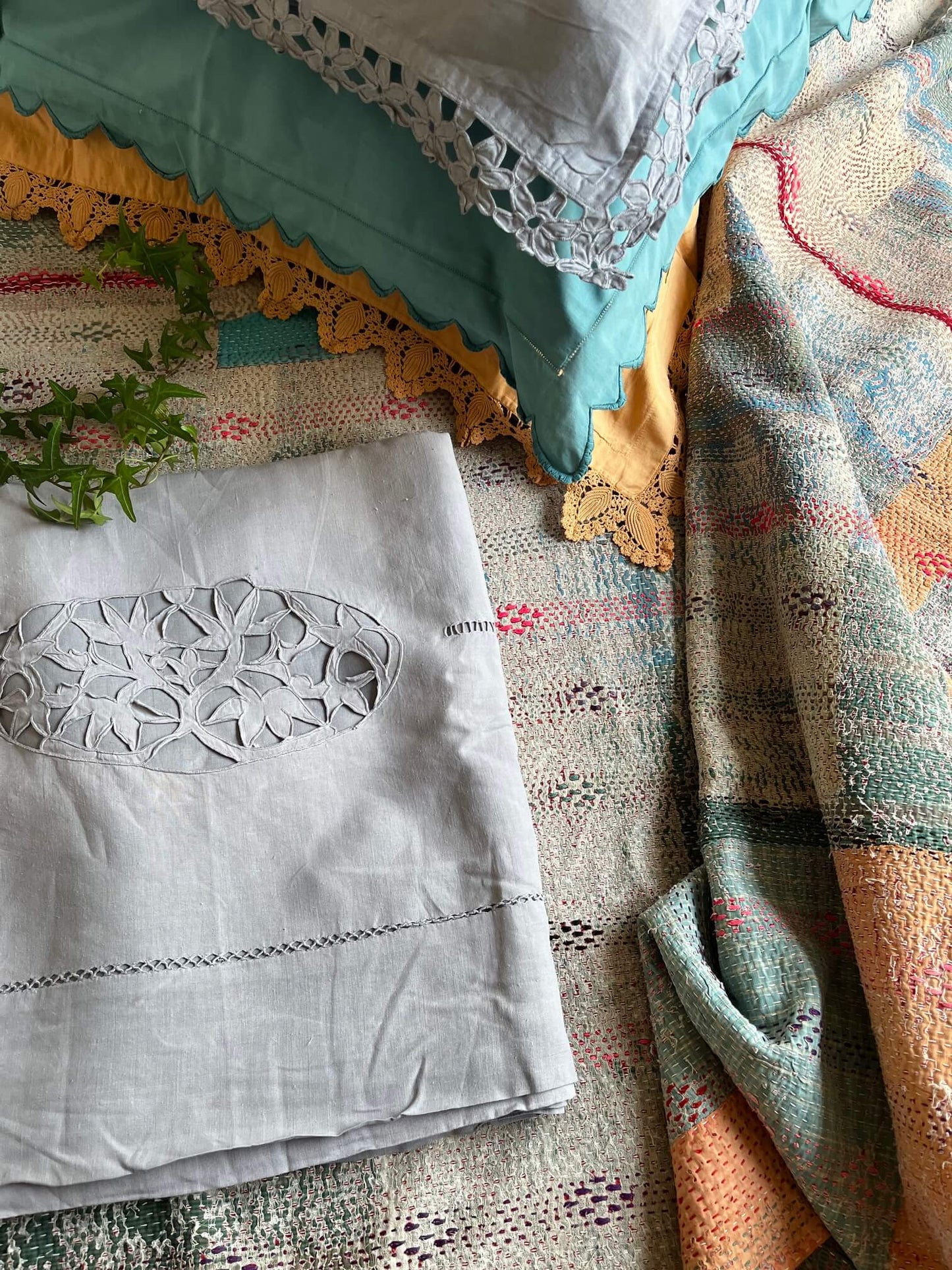 Couvre-lit Kantha vintage en coton réversible gris – textile indien artisanal