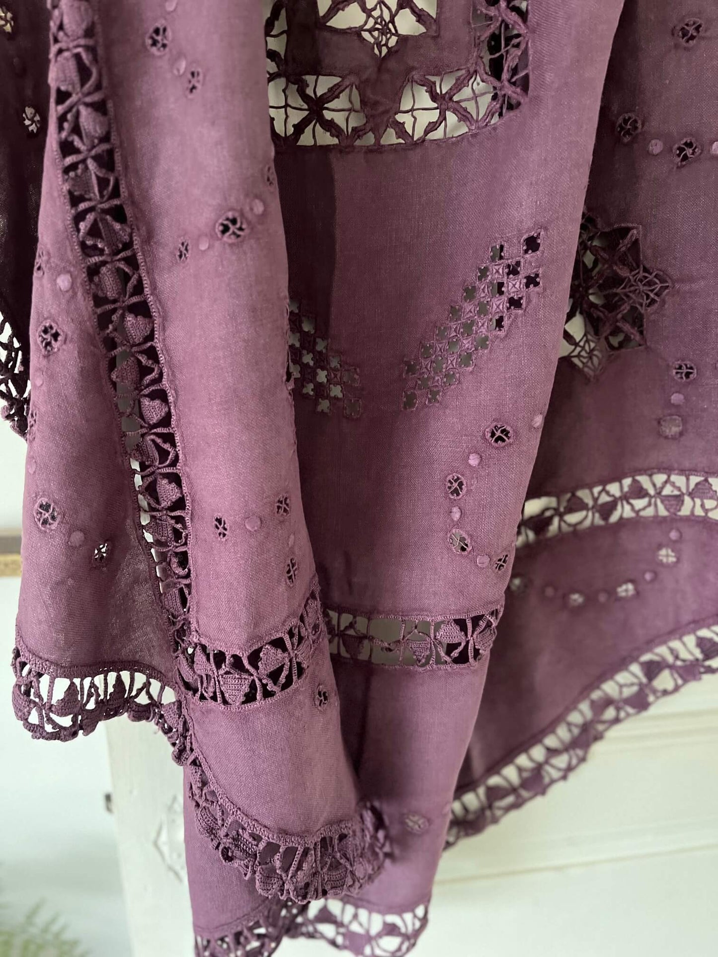 Linge ancien teint à la main – nappe ronde mauve 135 cm
