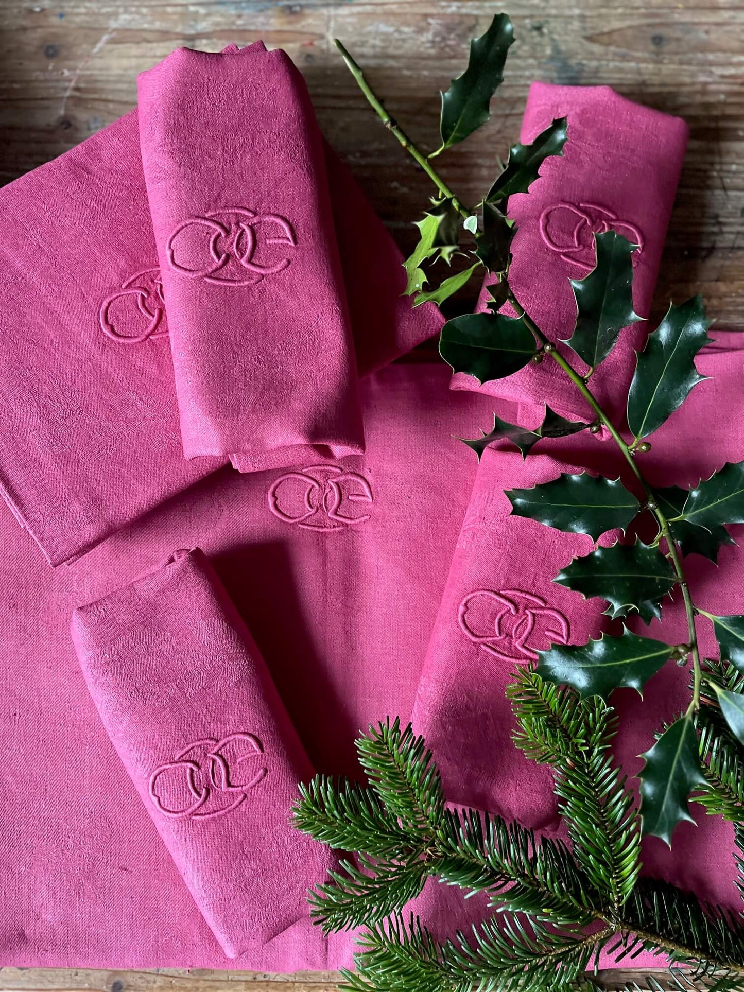 Set de table vintage en linge ancien couleur framboise écrasée