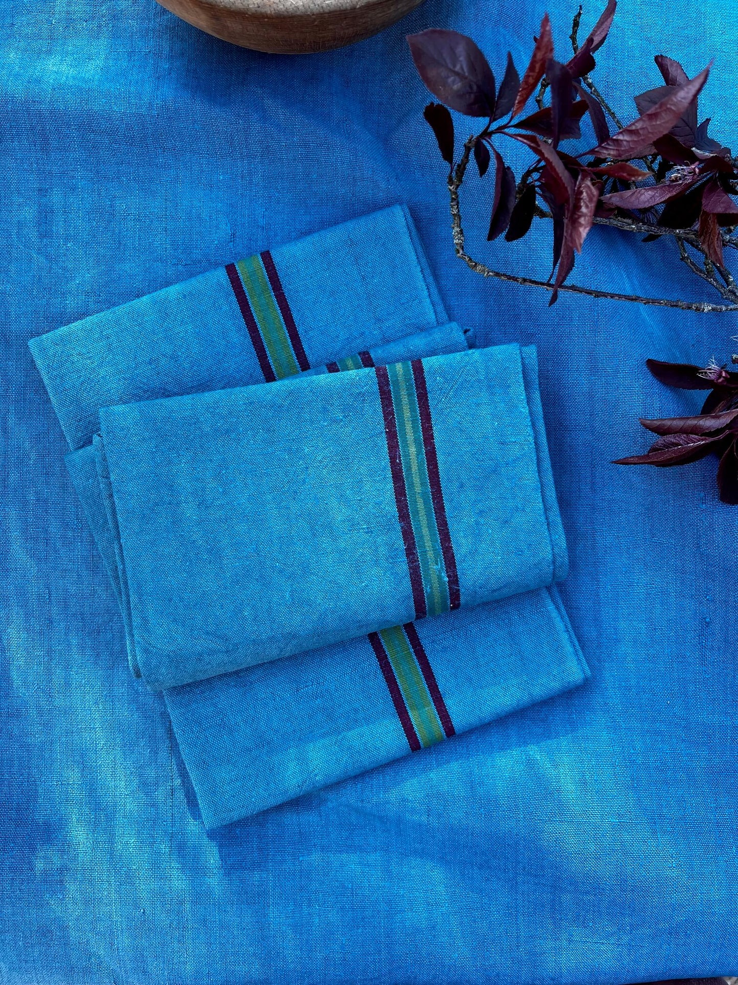Linge de cuisine ancien teint à la main bleu canard avec rayures
