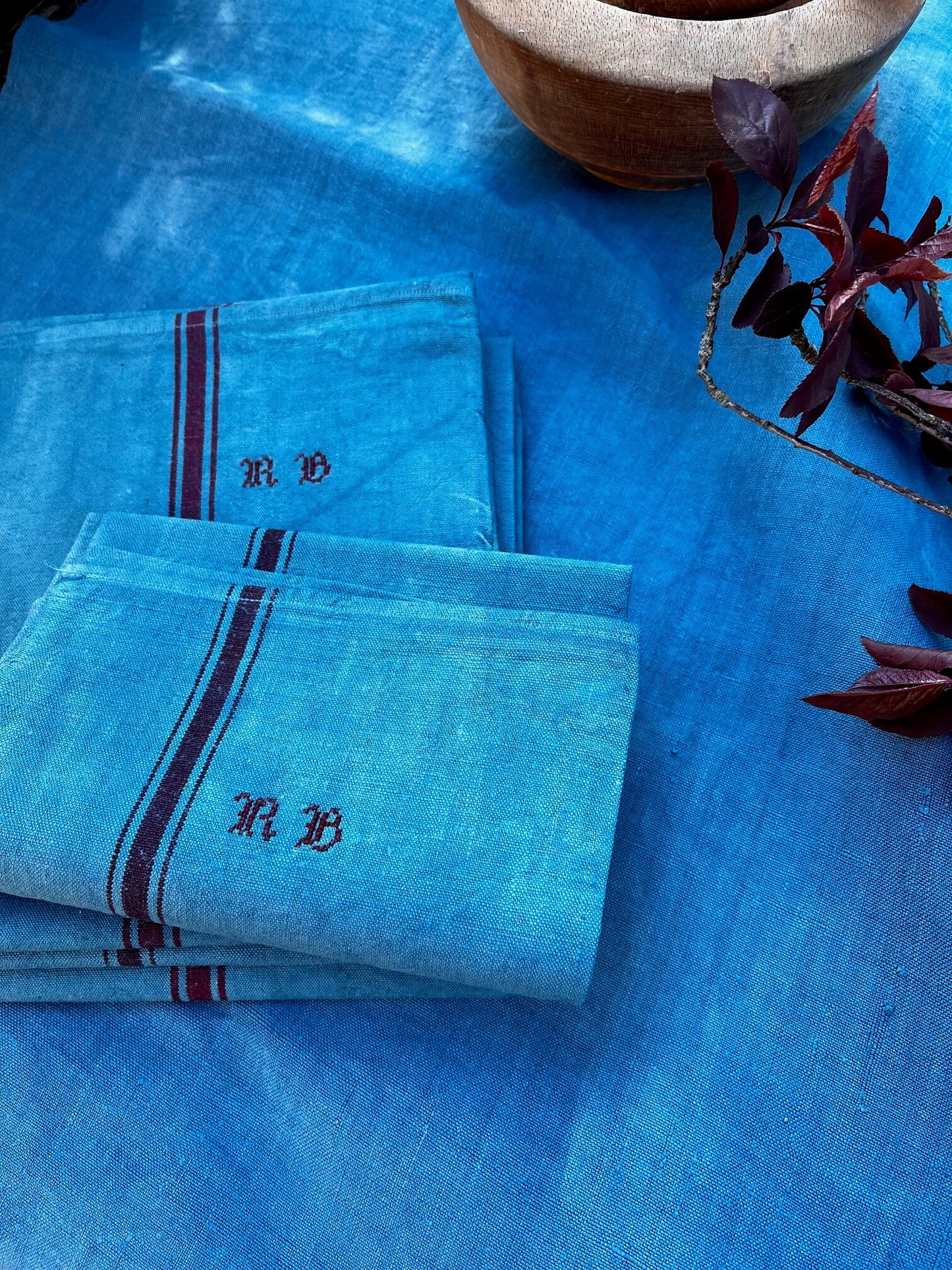 Linge de cuisine ancien teint à la main en bleu canard