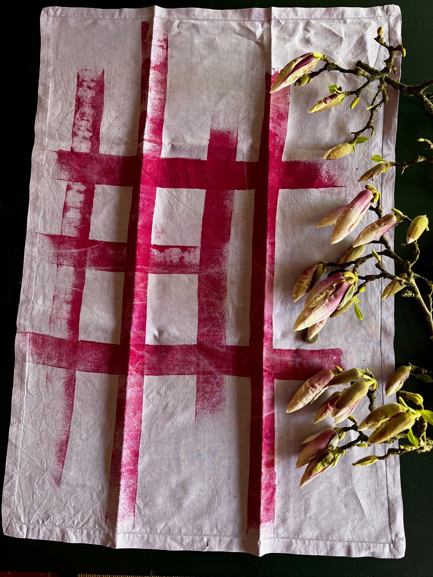 Linge de cuisine vintage avec motifs géométriques peints en fuchsia