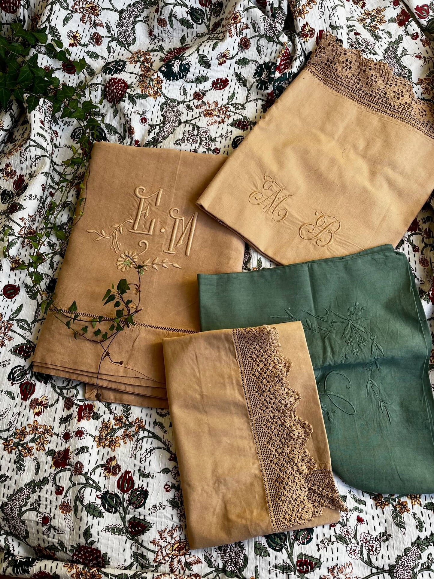 Taies d’oreiller anciennes en coton couleur praline avec broderie délicate