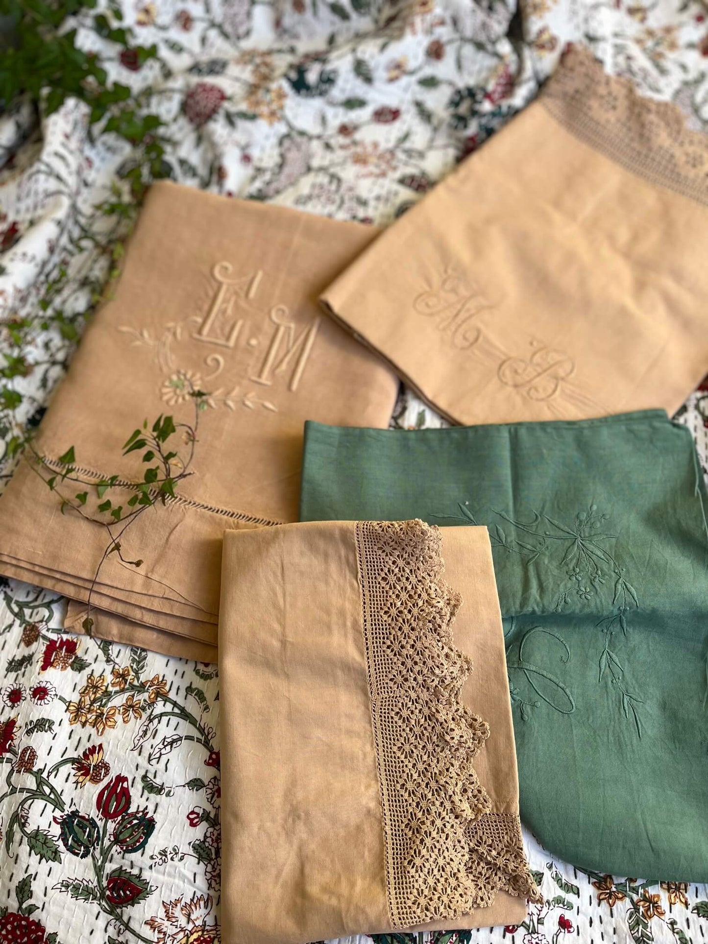 Ensemble drap et taies de couleur praline, linge ancien brodé