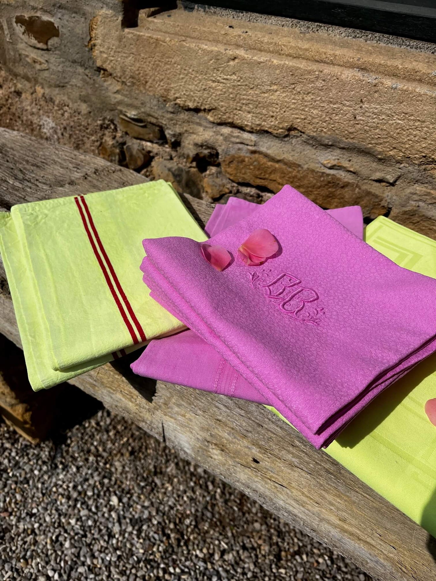 Linge de maison ancien brodé, teinte rose bonbon