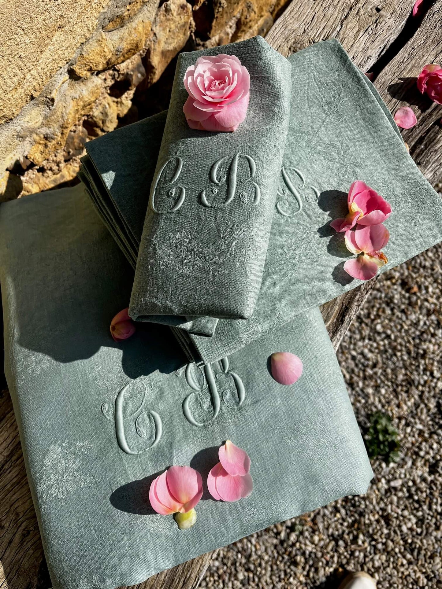 Serviettes anciennes brodées CB et nappe verte céladon, linge de table vintage avec histoire